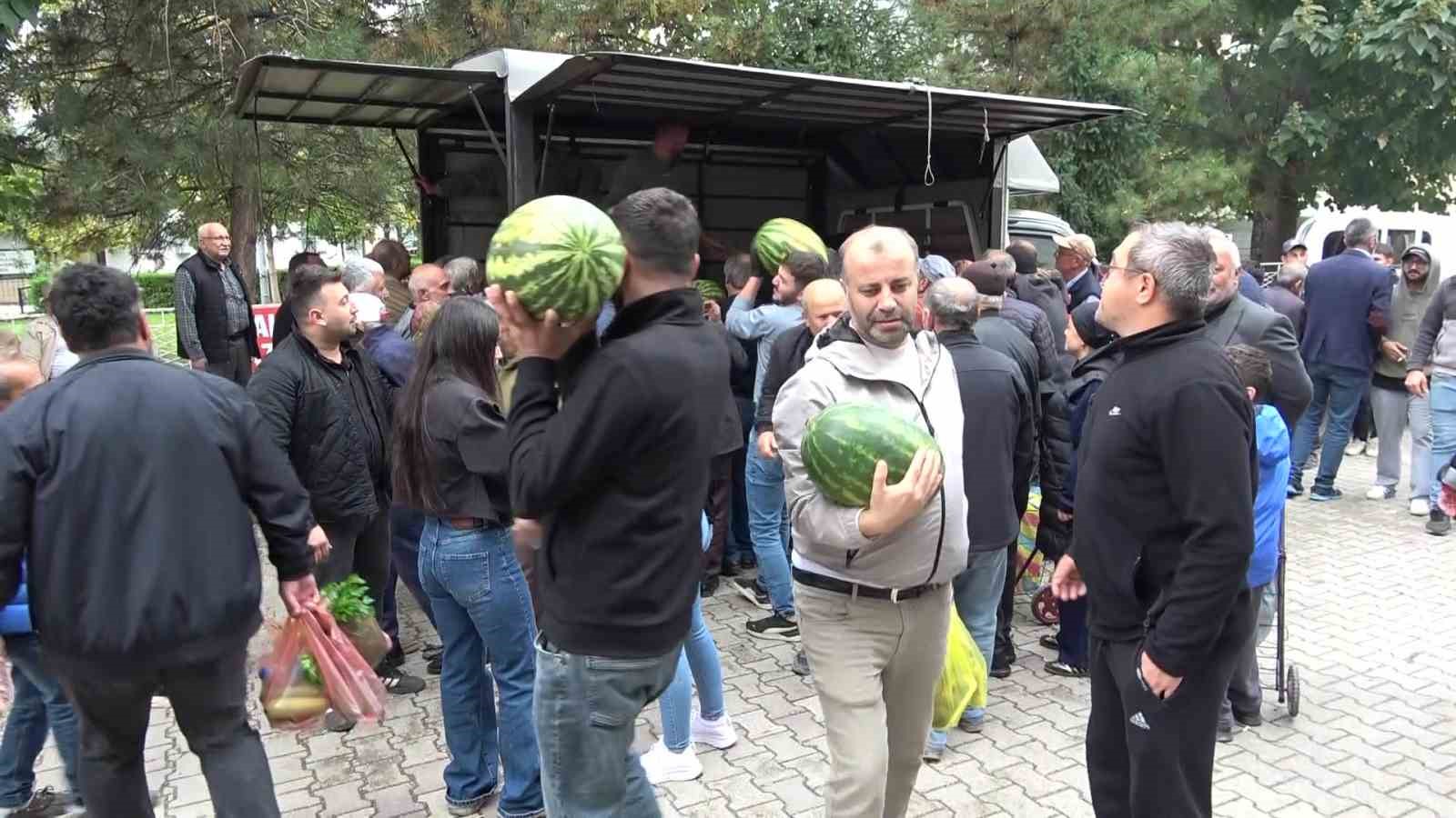 SEZONUN SON KARPUZLARINI ÜCRETSİZ DAĞITTI, 5 DAKİKADA TÜKENDİ