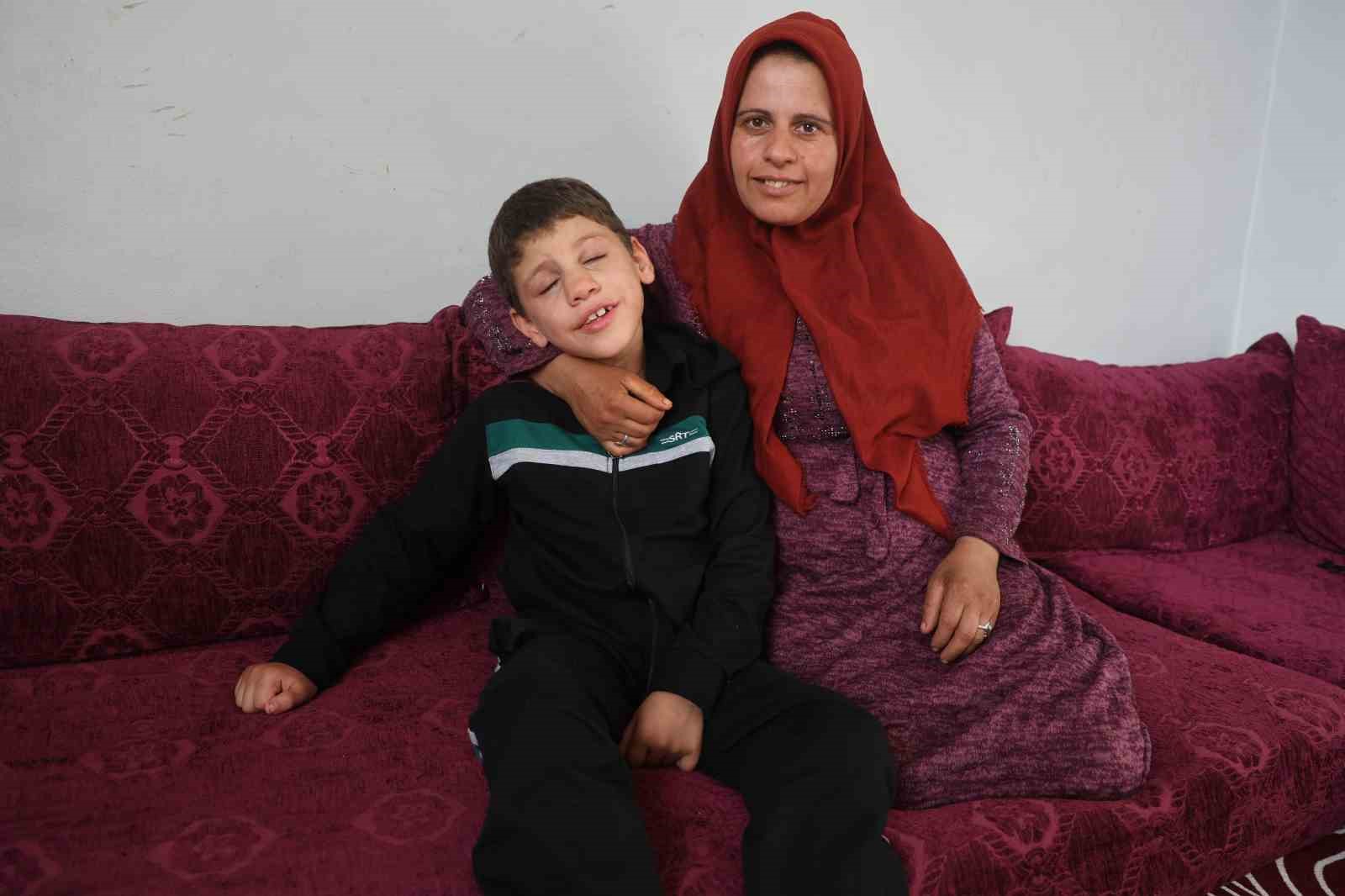 DÜNYAYI BULANIK GÖREN ÖMER’İN AMELİYAT SONRASI, "GÖZÜM AÇILINCA EN ÇOK ANNEMİ GÖRMEK İSTİYORUM" SÖZLERİ HAYAT SEVİNCİNİ ORTAYA KOYDU