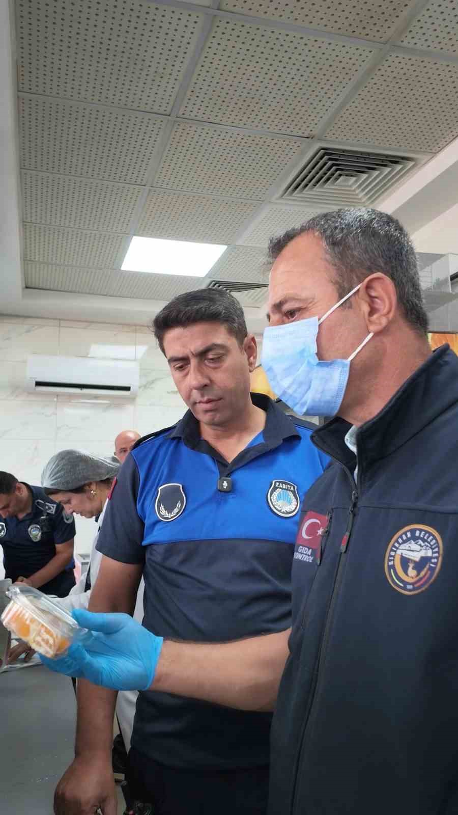 ÖĞRENCİLERE TAVUK NUGGET VE GAZLI İÇECEK SATIŞI YAPAN KANTİNLER UYARILDI
