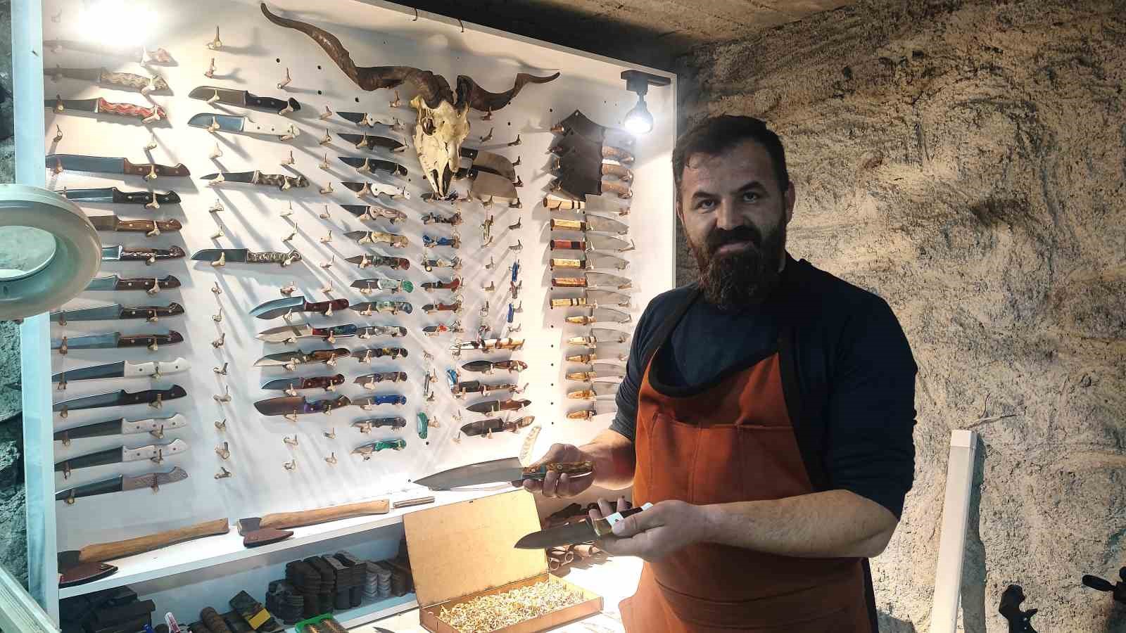 HAYALİNİ ODUNLUKTA GERÇEKLEŞTİRDİ: HURDA METALLERİ SANATA DÖNÜŞTÜRÜYOR