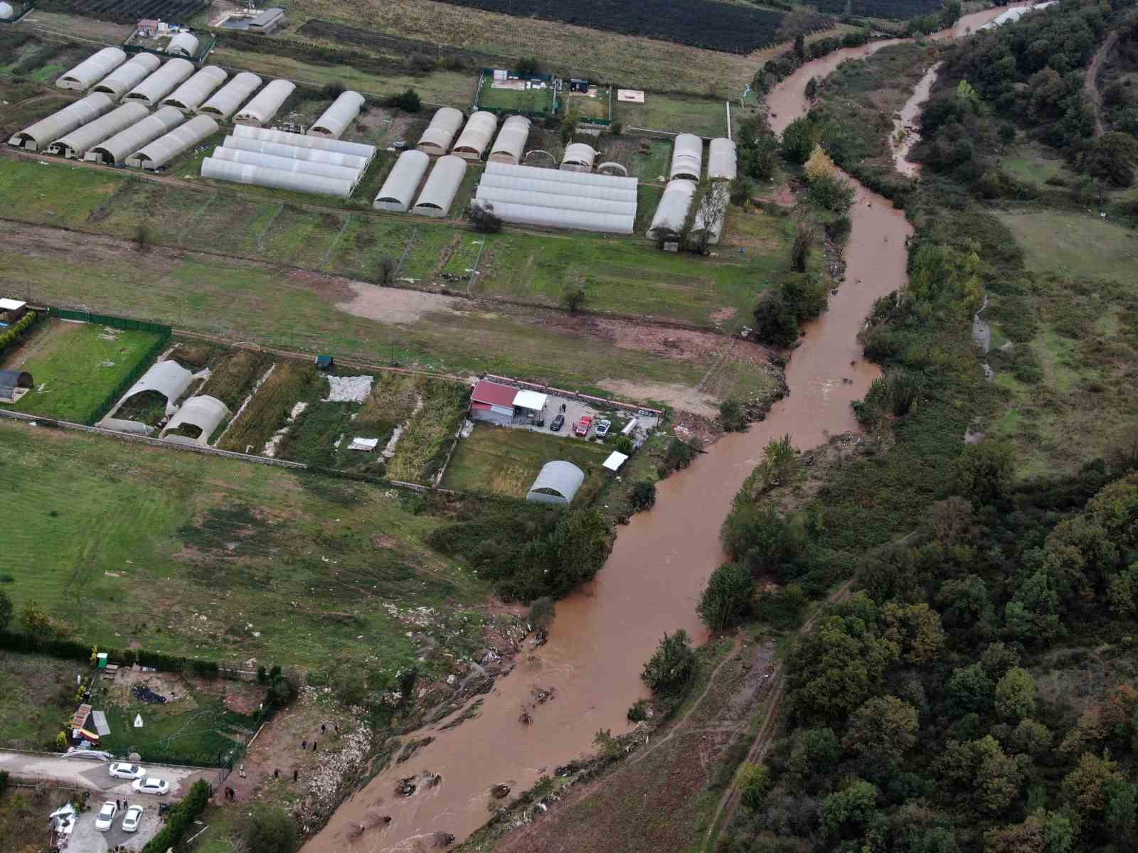 KOCAELİ’DE SELE KAPILAN 2 KİŞİYİ ARAMA ÇALIŞMALARI DRONLA GÖRÜNTÜLENDİ