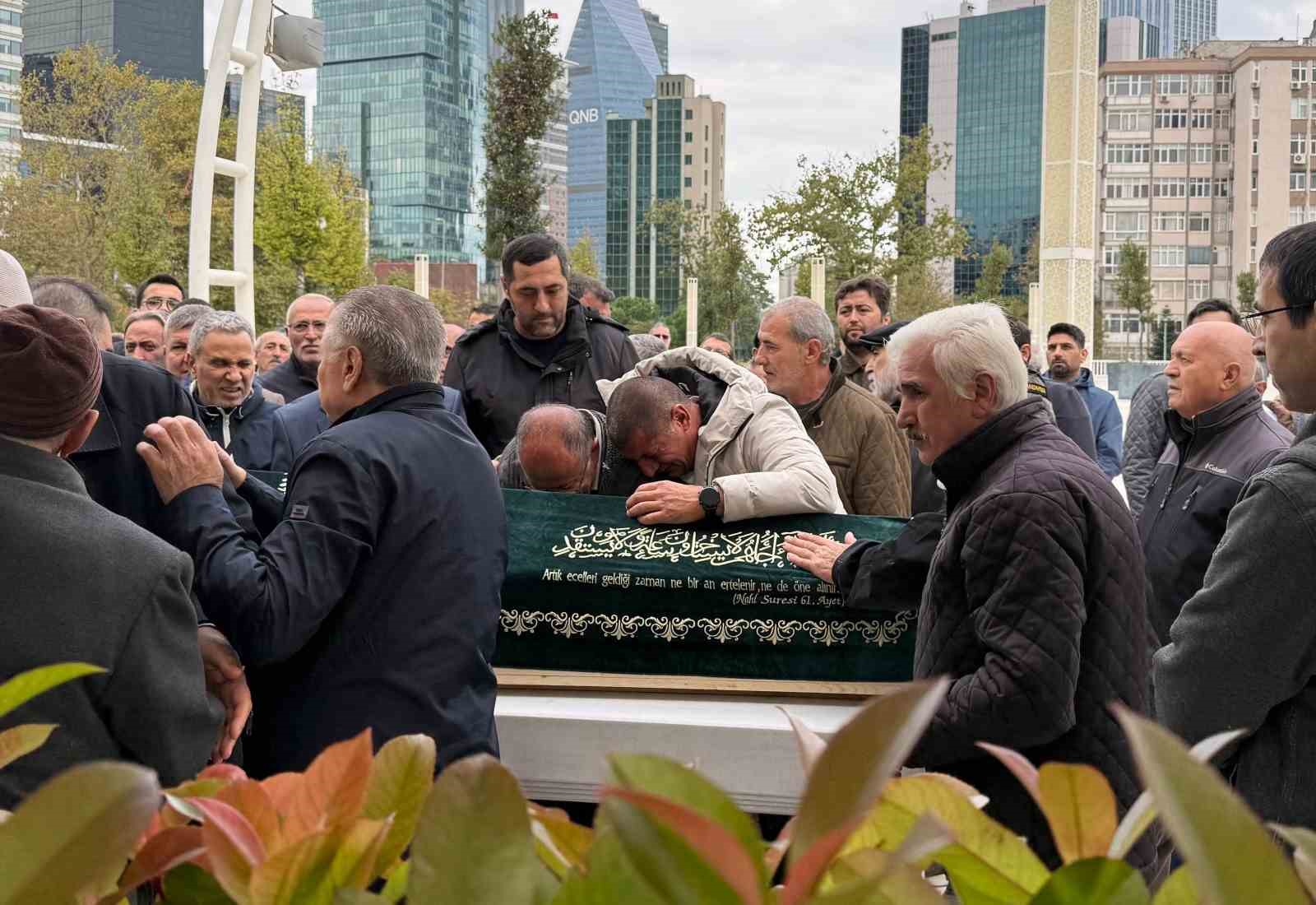 AYAZAĞA’DAKİ SEL FELAKETİNDE HAYATINI KAYBEDEN TURGUT DURSUN SON YOLCULUĞUNA UĞURLANDI