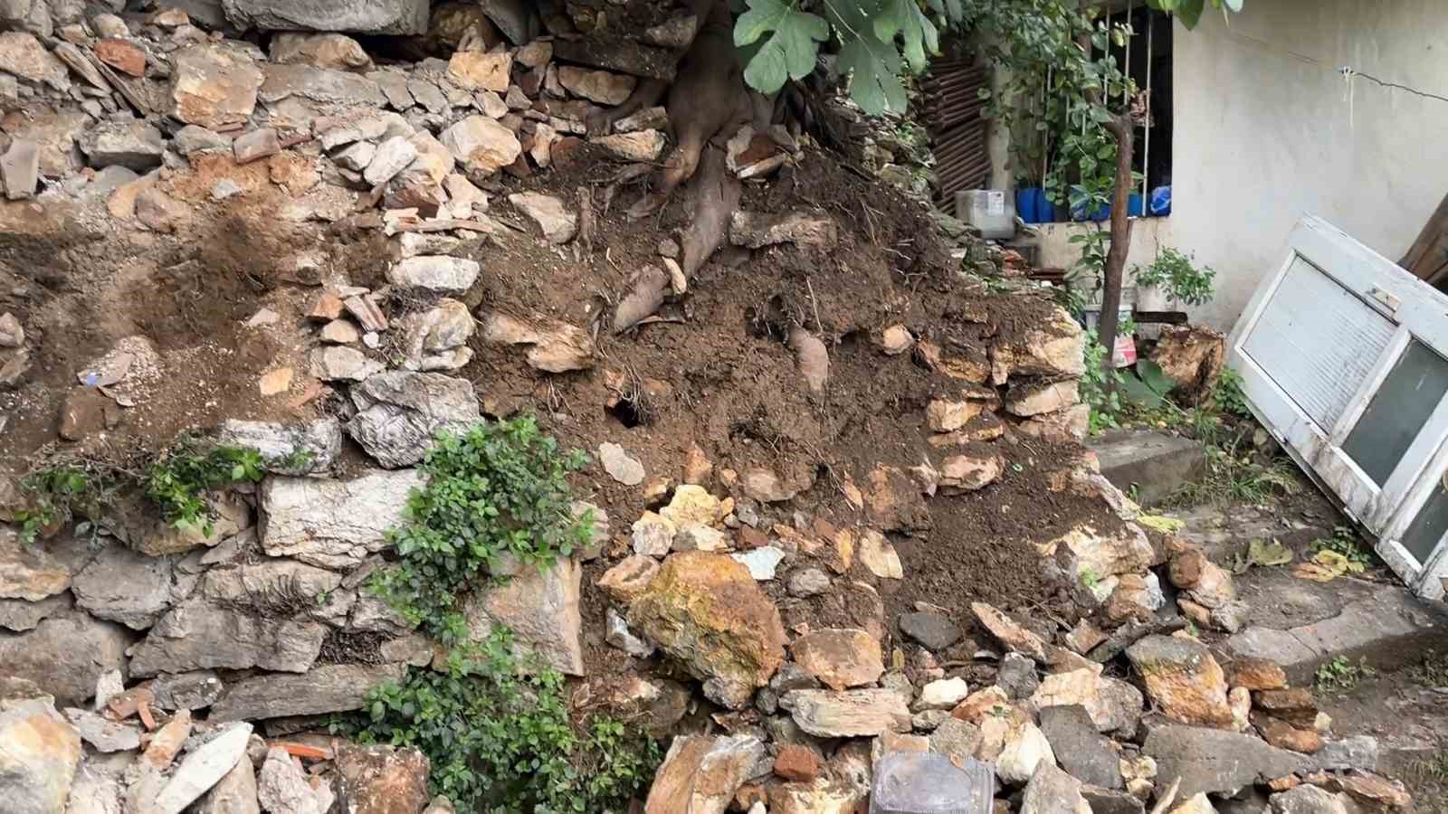YAĞMURDAN DOLAYI TOPRAK KAYDI, TAŞLAR DEVRİLDİ
