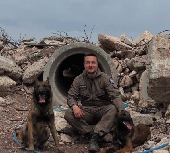 ESKİŞEHİR İTFAİYESİ’NİN ARAMA KURTARMA KÖPEKLERİ ZORLU SINAVI BAŞARIYLA GEÇTİ
