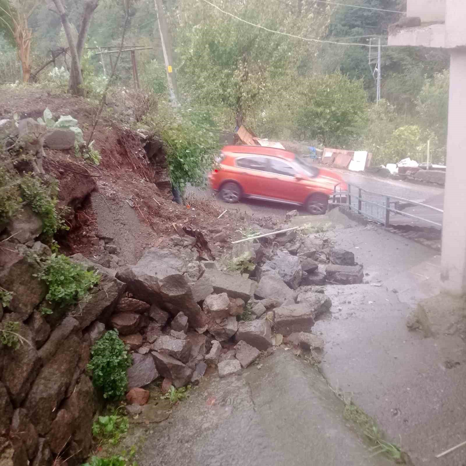 KARADENİZ EREĞLİ’DE AŞIRI YAĞIŞ DUVARI ÇÖKERTTİ