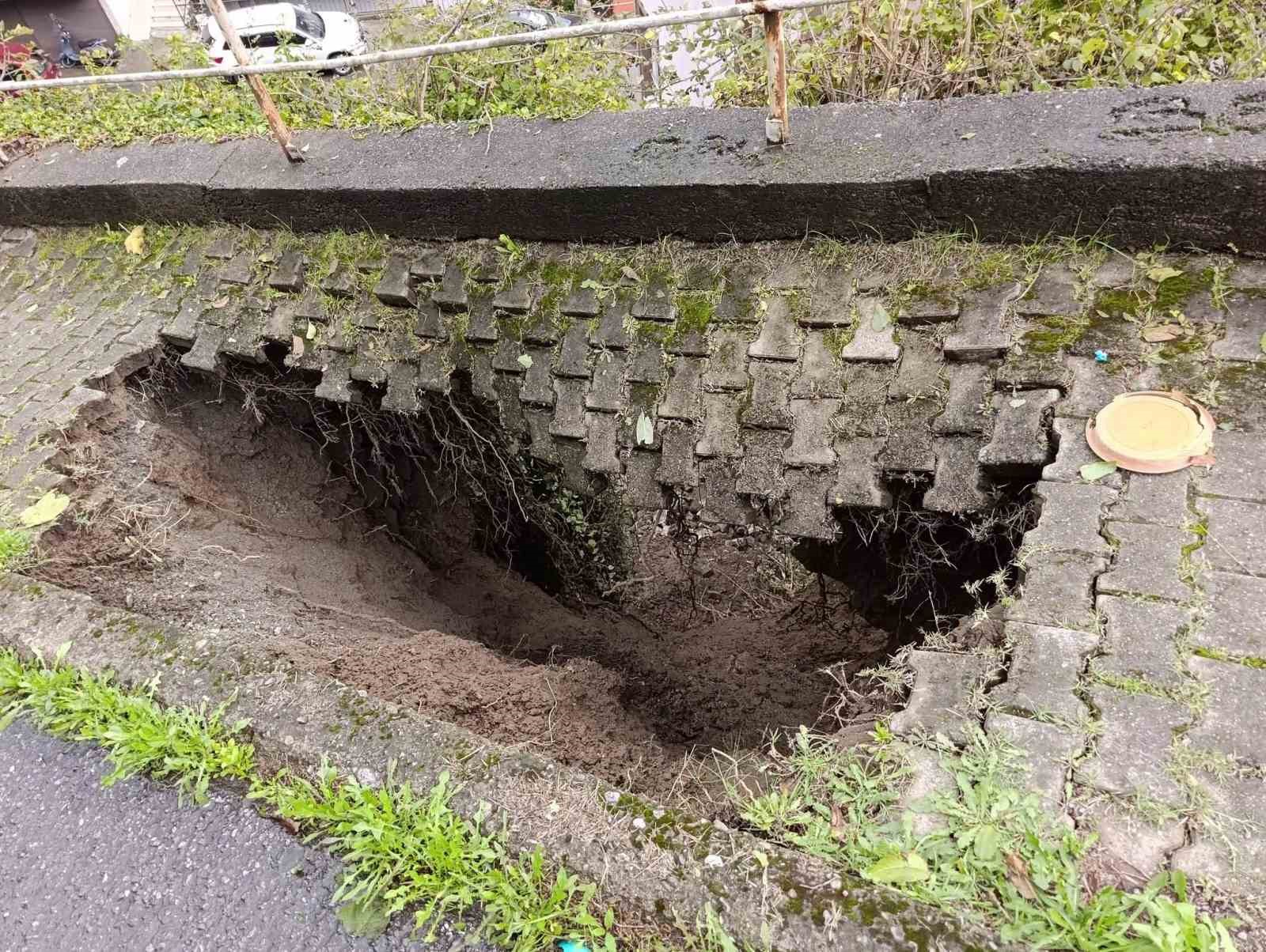 ŞİDDETLİ YAĞIŞ SONRASI KALDIRIM ÇÖKTÜ