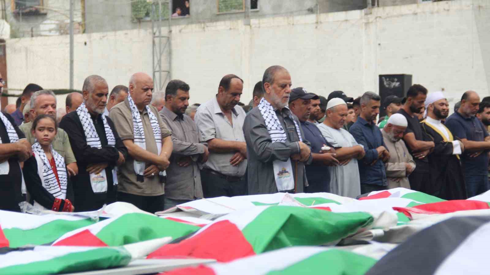 GAZZE’DE 3 YIL SONRA ENKAZDAN ÇIKARILAN 75 FİLİSTİNLİ İÇİN CENAZE TÖRENİ