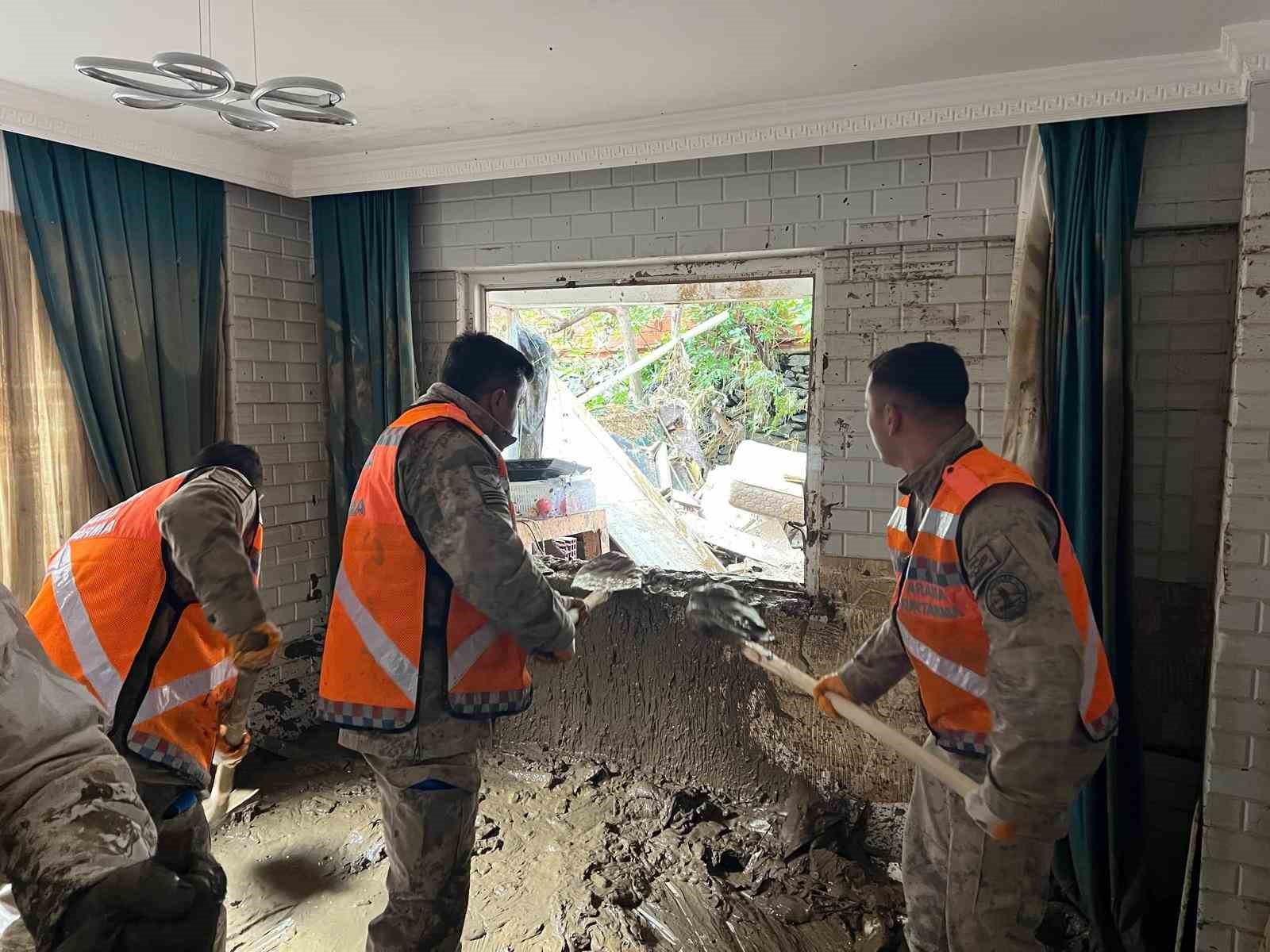 İSTANBUL’DAKİ SEL SONRASI JANDARMA EKİPLERİ 8 EV, 17 DEPO VE SU KANALINI TEMİZLEDİ