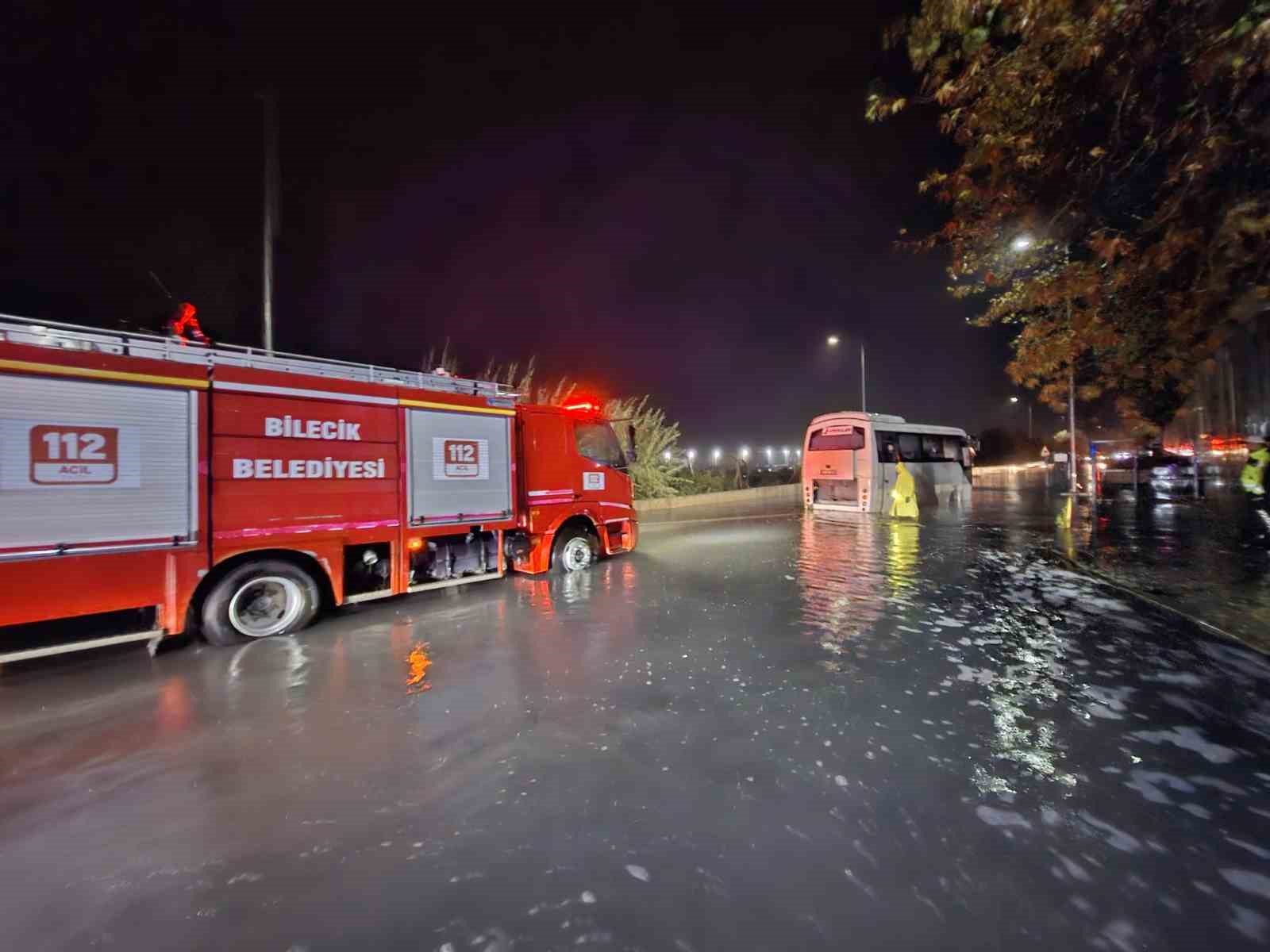 SU BİRİKİNTİSİNDE MAHSUR KALAN İŞÇİ SERVİSİNİ AFAD VE İTFAİYE KURTARDI