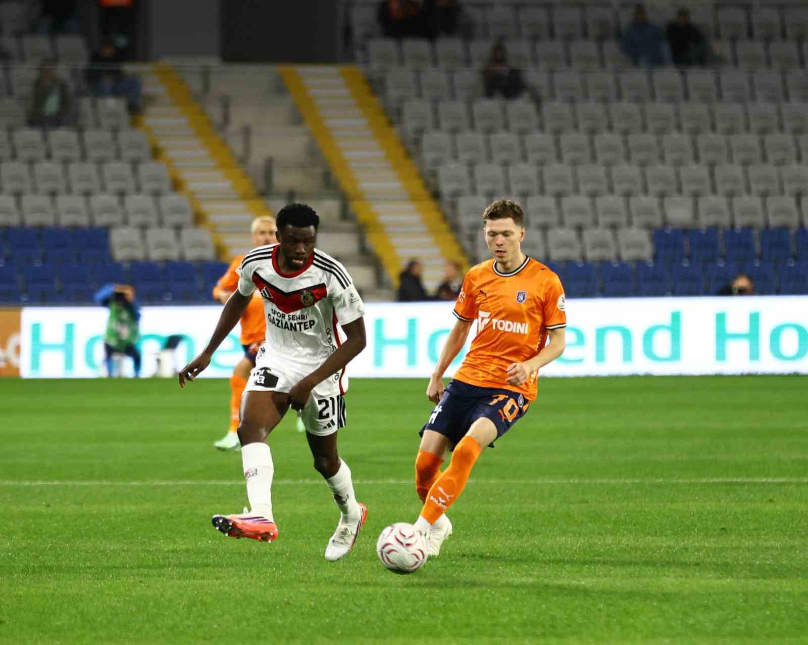 TRENDYOL SÜPER LİG: BAŞAKŞEHİR: 1 - GAZİANTEP FK: 0 (MAÇ DEVAM EDİYOR)