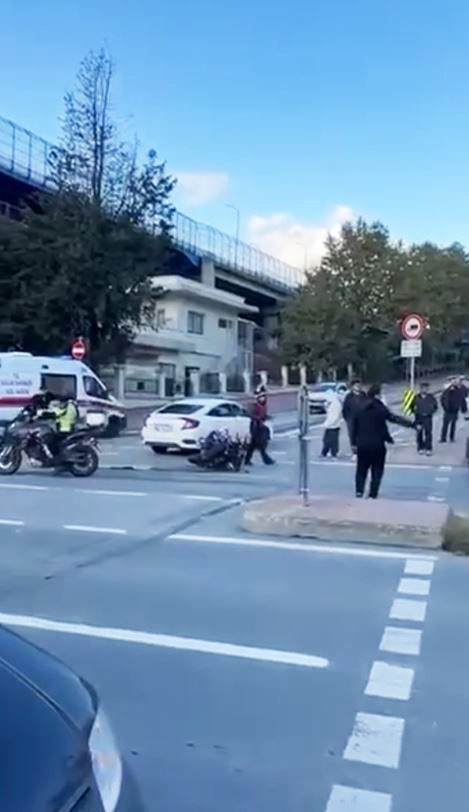BEYOĞLU’NDA OTOMOBİL MOTOSİKLETLE ÇARPIŞTI: 1 YARALI