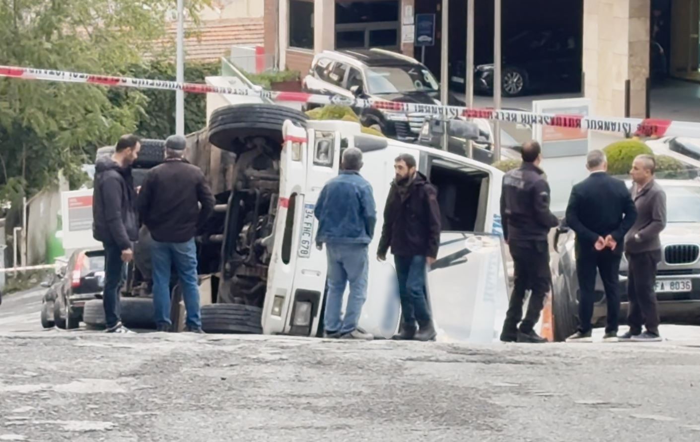 BEYOĞLU’NDA KONTROLDEN ÇIKAN KAMYON YAN YATTI
