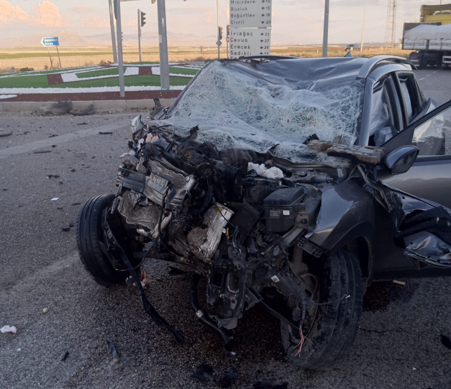 MALATYA’DA MİNİBÜS İLE OTOMOBİL ÇARPIŞTI: 1’İ AĞIR 3 YARALI
