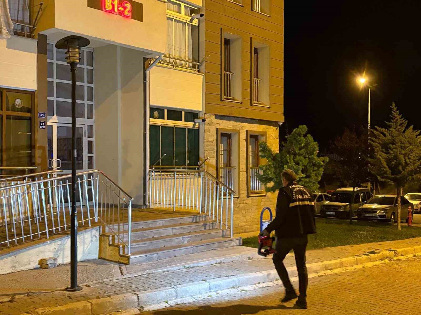 BİNANIN ÖNÜNDEKİ BIÇAKLI KAVGA ‘HESAP’ YÜZÜNDEN ÇIKMIŞ