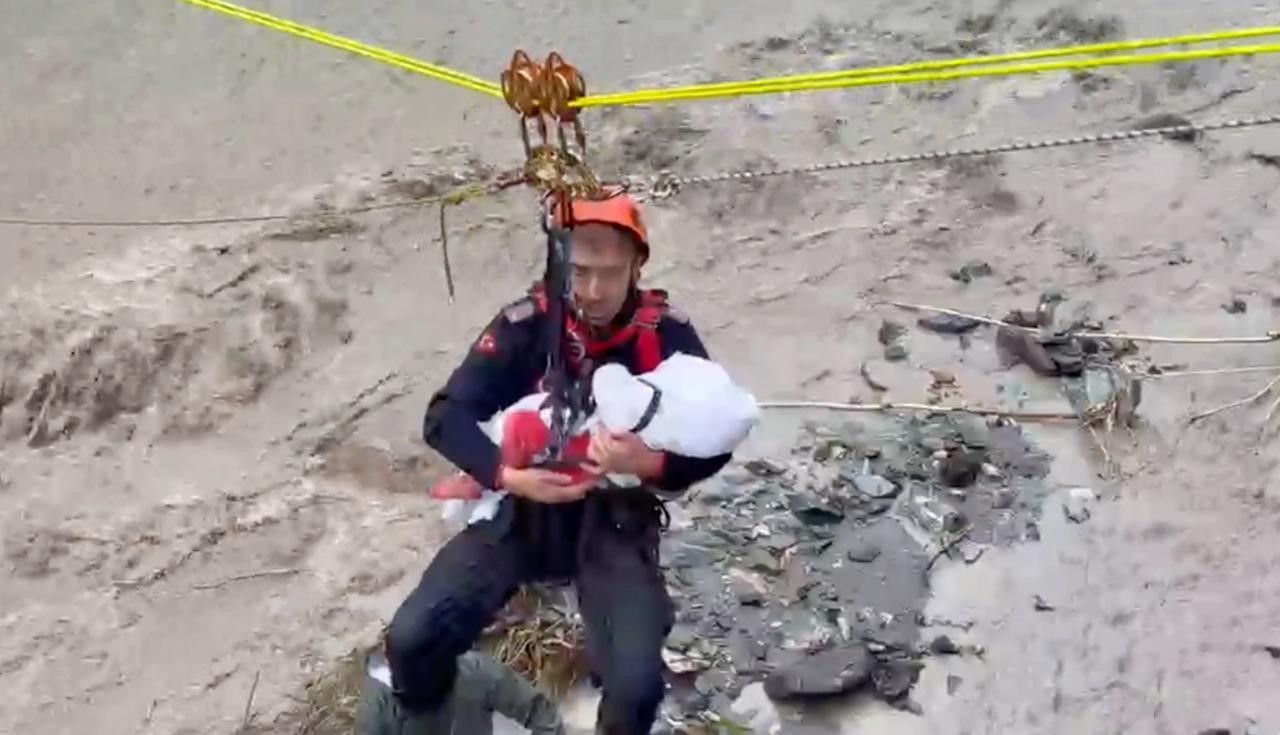 KURTARMA OPERASYONUNDA NİNNİ SÖYLEYEREK BEBEĞİ UYUTAN AFAD PERSONELİ O ANLARI ANLATTI
