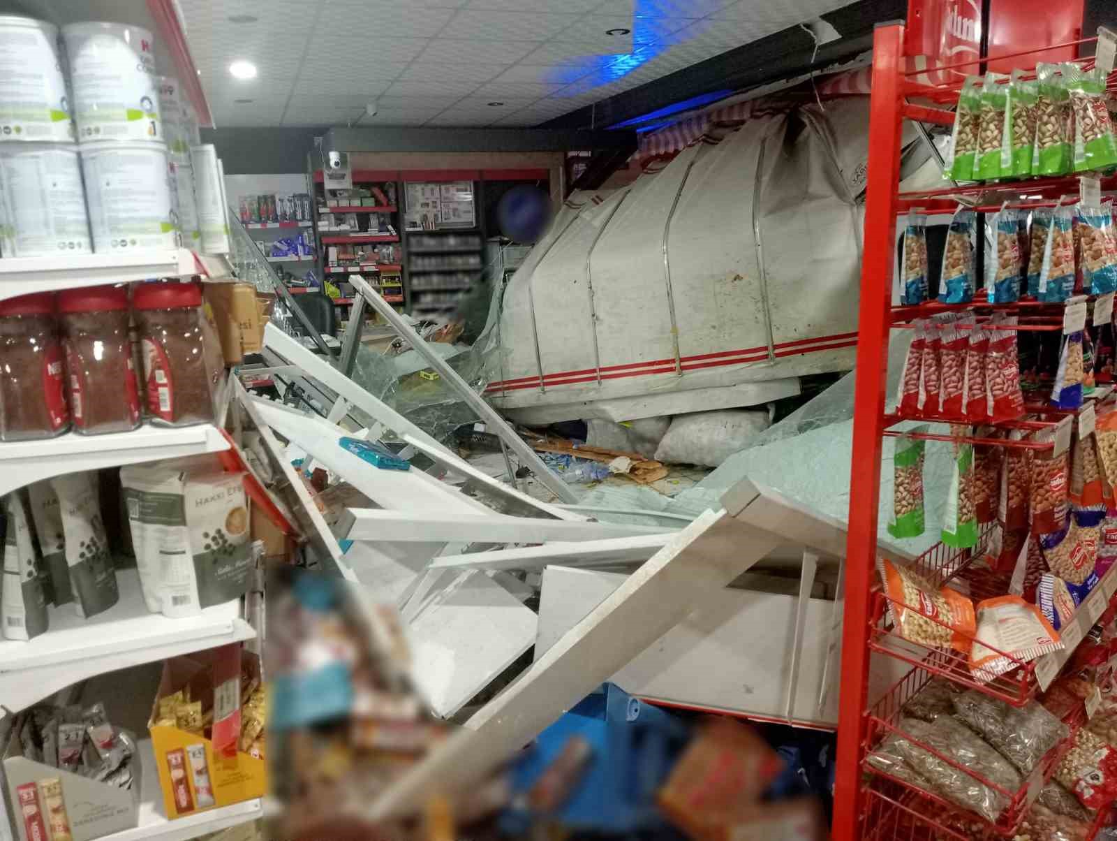KONTROLDEN ÇIKAN KAMYONET MARKETE GİRDİ: 2 YARALI