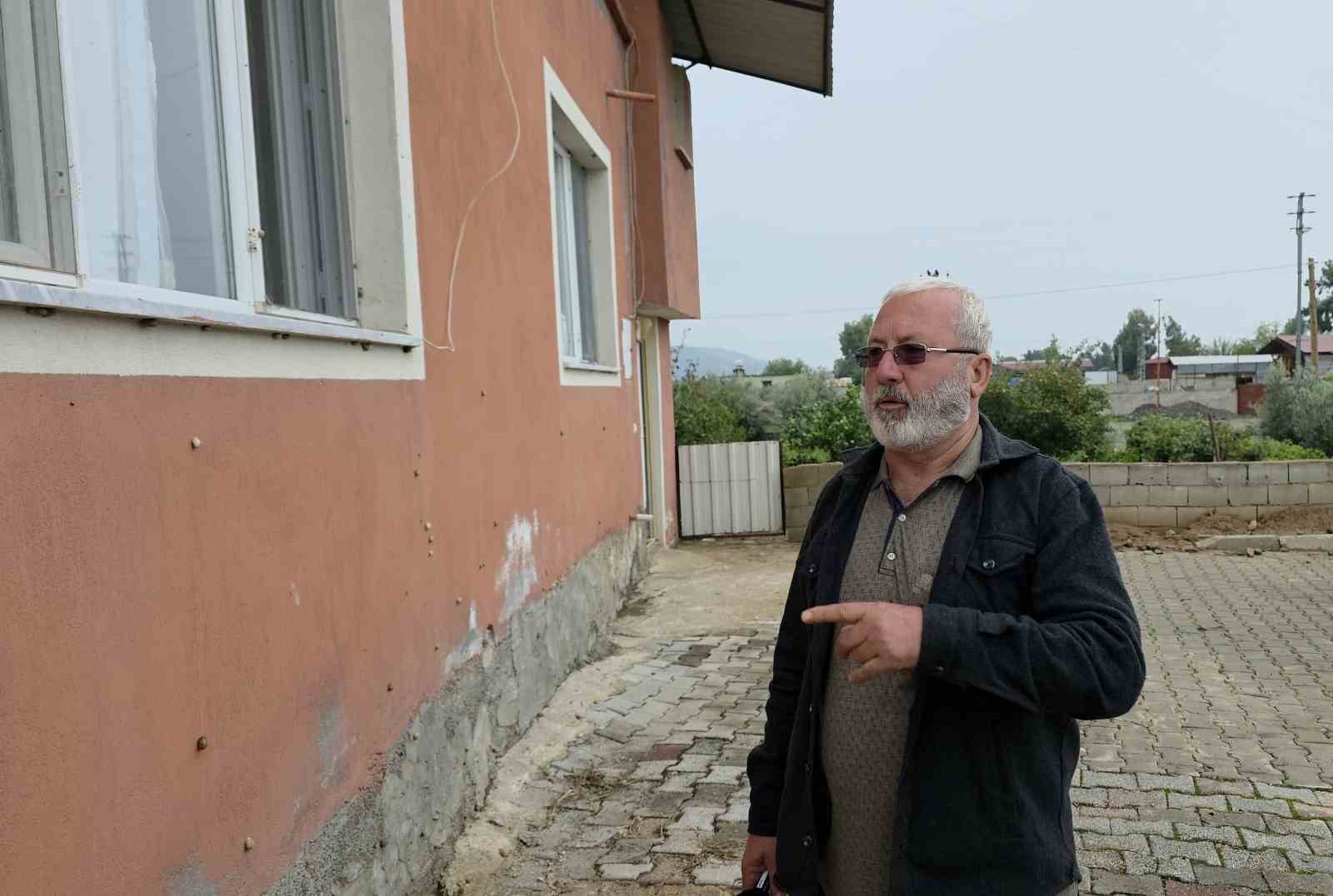 DEPREMİN ARDINDAN ORTAYA ÇIKAN SALYANGOZLAR MAHALLEYİ ELE GEÇİRDİ