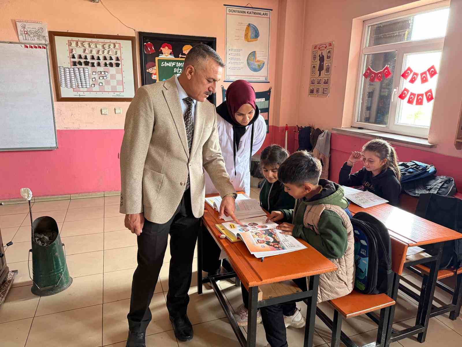 PATNOS GAZETECİLER CEMİYETİ’NDEN ÖĞRENCİLERİNE ÇANTA VE KIRTASİYE DESTEĞİ