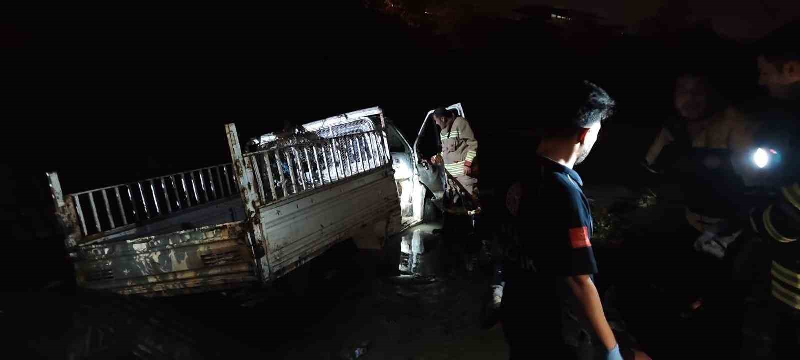 DEFNE’DE ASİ NEHRİ’NE DÜŞEN ARAÇTAKİ 2 KİŞİ YARALANDI