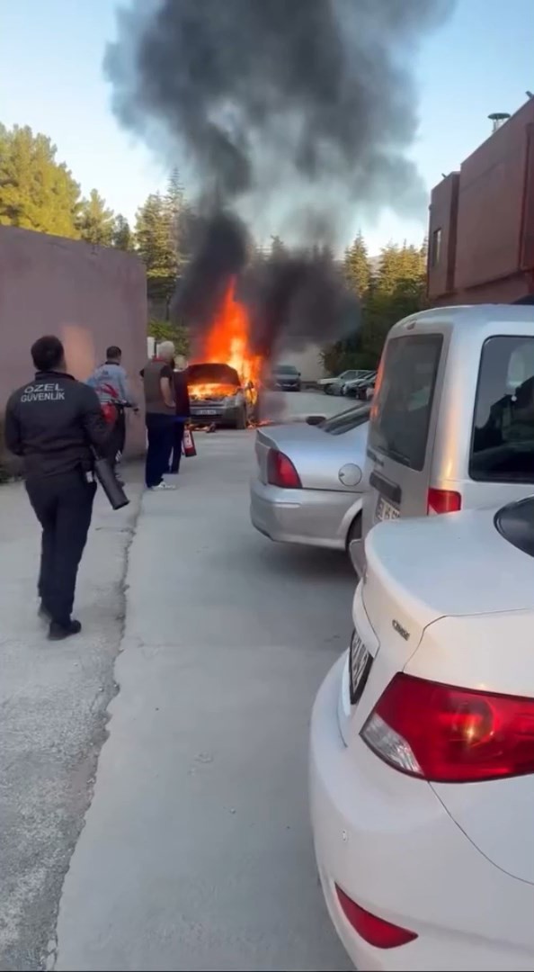 HASTANE OTOPARKINDA OTOMOBİL ALEV TOPUNA DÖNDÜ