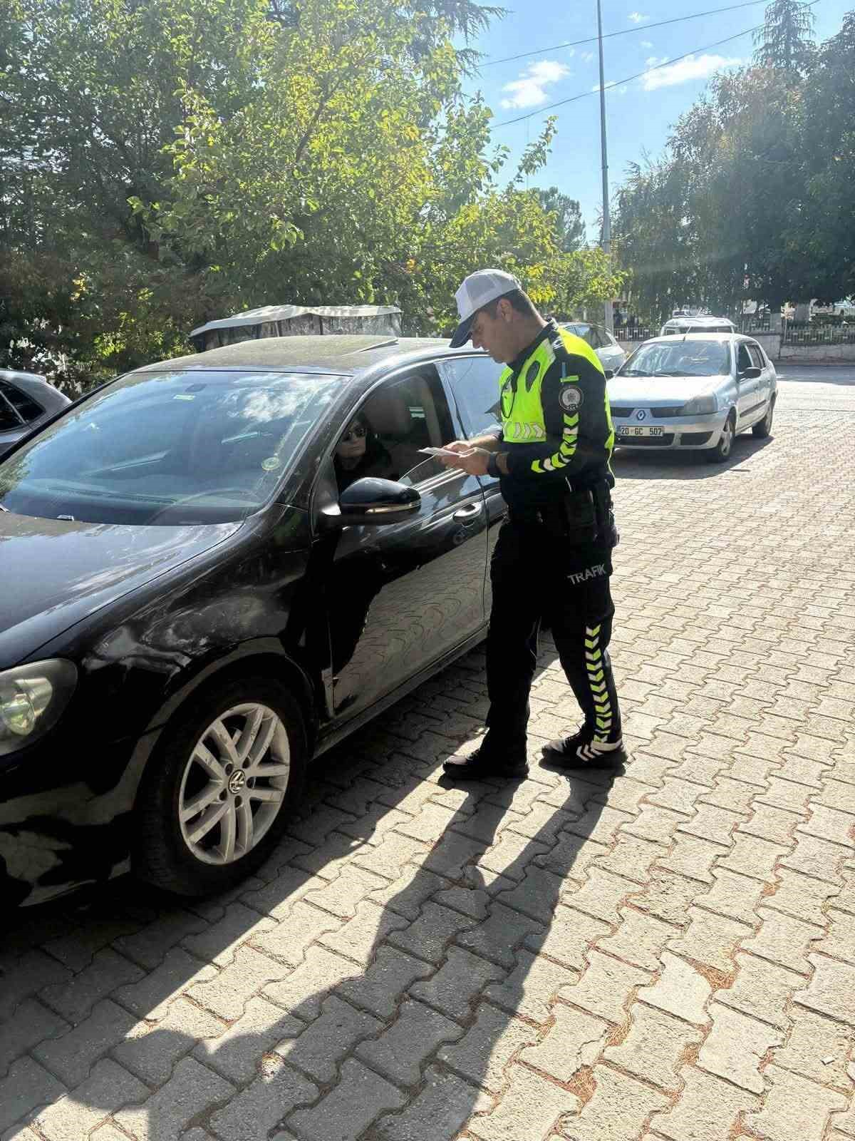 ÇAL’DA POLİS EKİPLERİNDEN TRAFİK VE DOLANDIRICILIK UYARISI