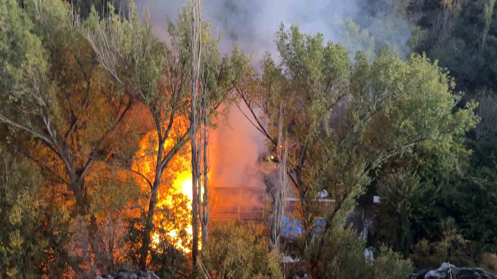 BAĞ EVİNDEKİ YANGINDA PİKNİK TÜPÜ BOMBA GİBİ PATLADI