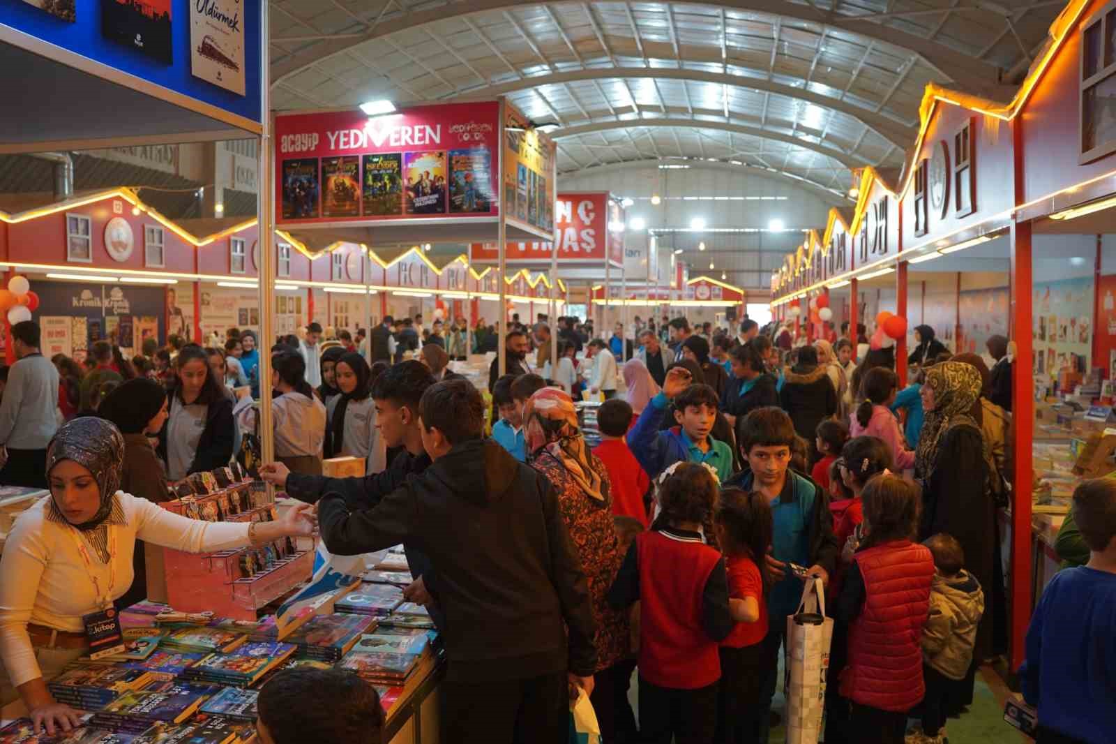 KÂHTA 2. KİTAP GÜNLERİ’Nİ 70 BİN KİŞİ ZİYARET ETTİ