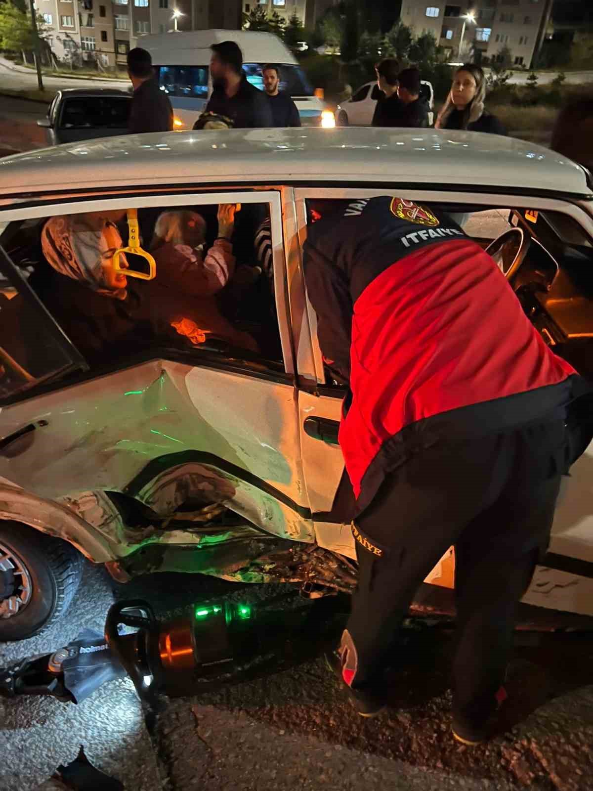 VAN’DA OTOMOBİLLER ÇARPIŞTI: 3 YARALI