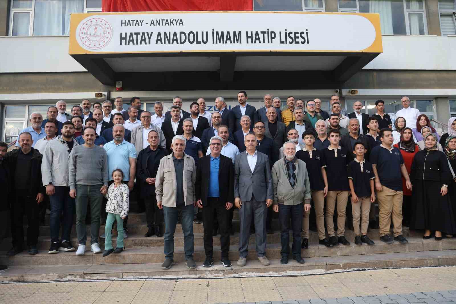 HATAY’DA MEZUNLAR BULUŞTU, ESKİ DOSTLUKLAR YENİDEN CANLANDI