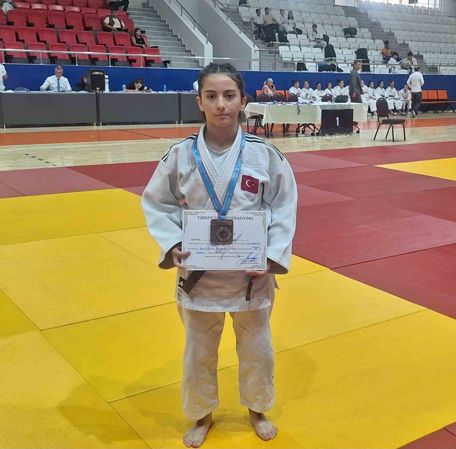 ARİFE AYDINOĞLU’NDAN JUDO BALKAN İKİNCİLİĞİ
