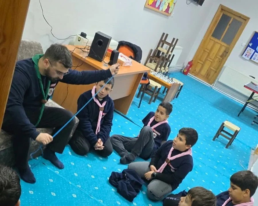 GENÇ İZCİLER SABAH NAMAZINDA BULUŞTU, CAMADAN DÜĞÜMÜ EĞİTİMİ ALDI
