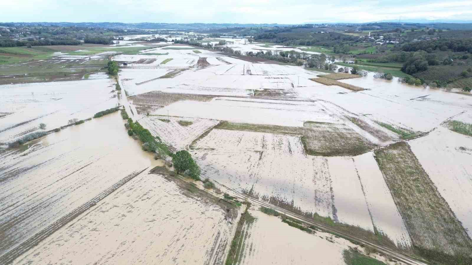 SAKARYA’DA SU ALTINDA KALAN TARIM ARAZİLERİ HAVADAN GÖRÜNTÜLENDİ