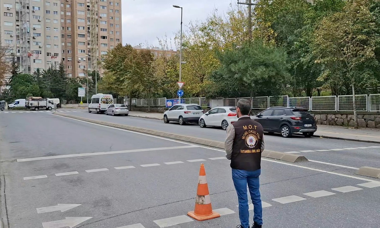 OKUL ÖNLERİNDE SIKI DENETİM: ATAŞEHİR’DE POLİSTEN ASAYİŞ VE GÜVENLİK UYGULAMASI