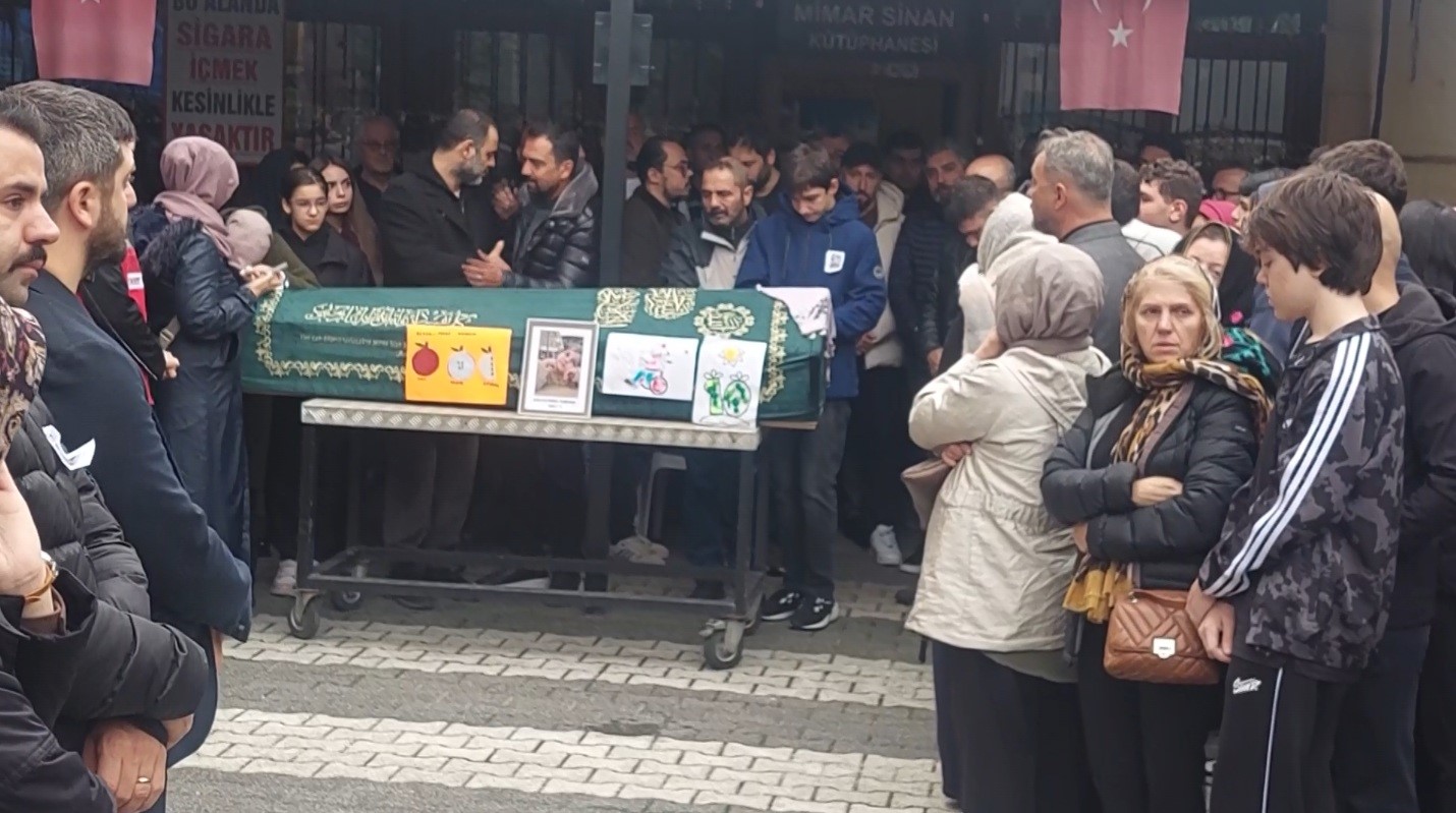 MALTEPE’DE YIKILAN BİNADA HAYATINI KAYBEDEN 5 YAŞINDAKİ GÜLCE SON YOLCULUĞUNA UĞURLANDI
