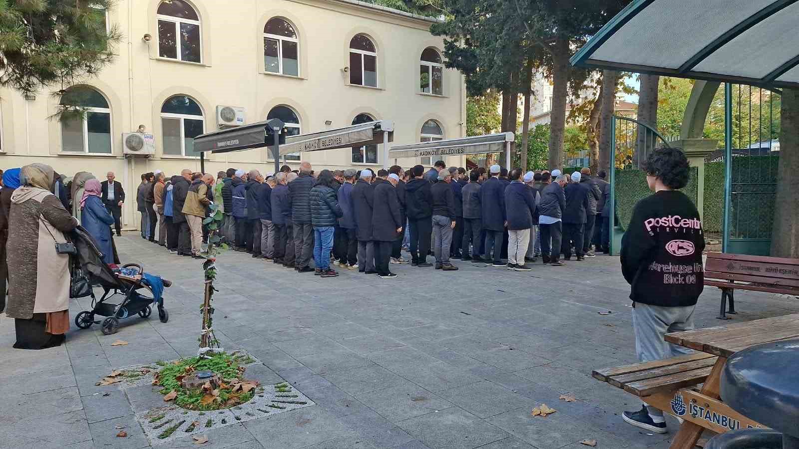 ŞİŞLİ’DEKİ KONSERDE HAYATINI KAYBEDEN MAHMUD SAMİ RAMAZANOĞLU TOPRAĞA VERİLDİ