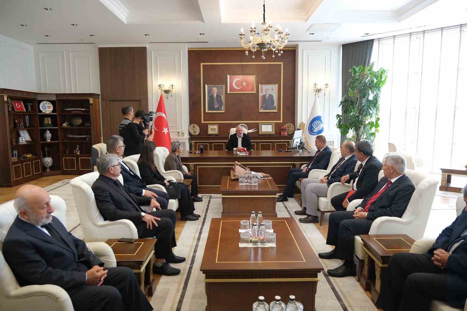 BAŞKAN AŞGIN MUHTARLARIN GÜNÜNÜ KUTLADI