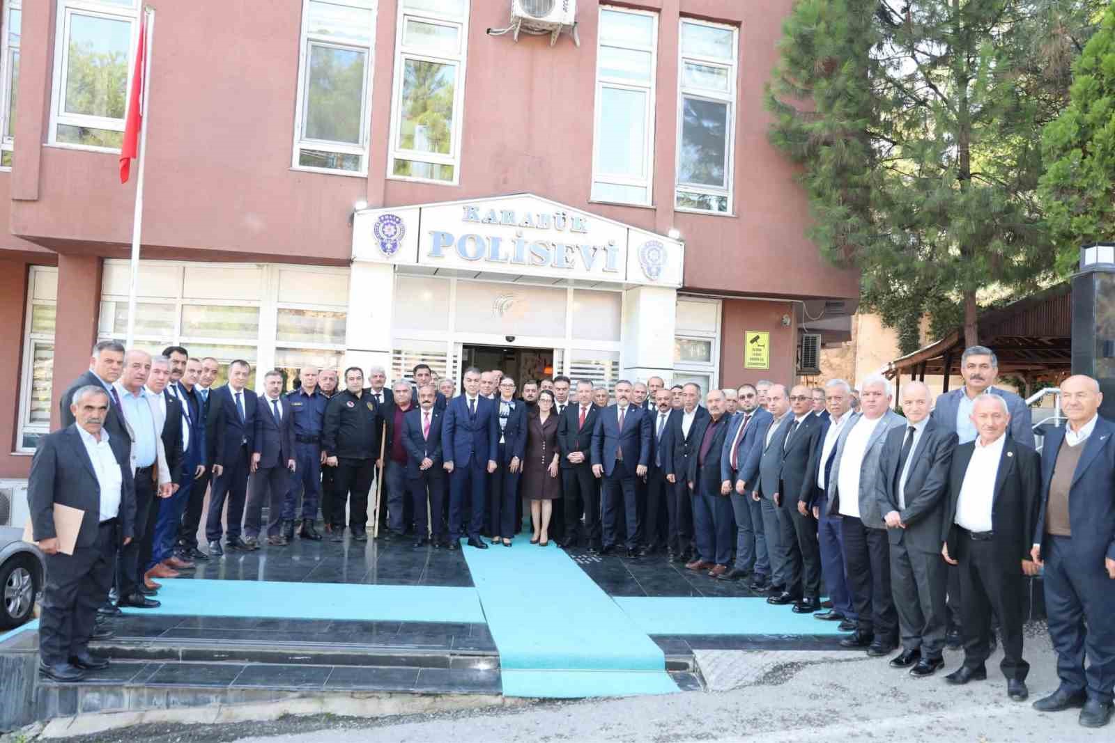 VALİ ÇAĞATAY, MUHTARLARLA BİR ARAYA GELDİ