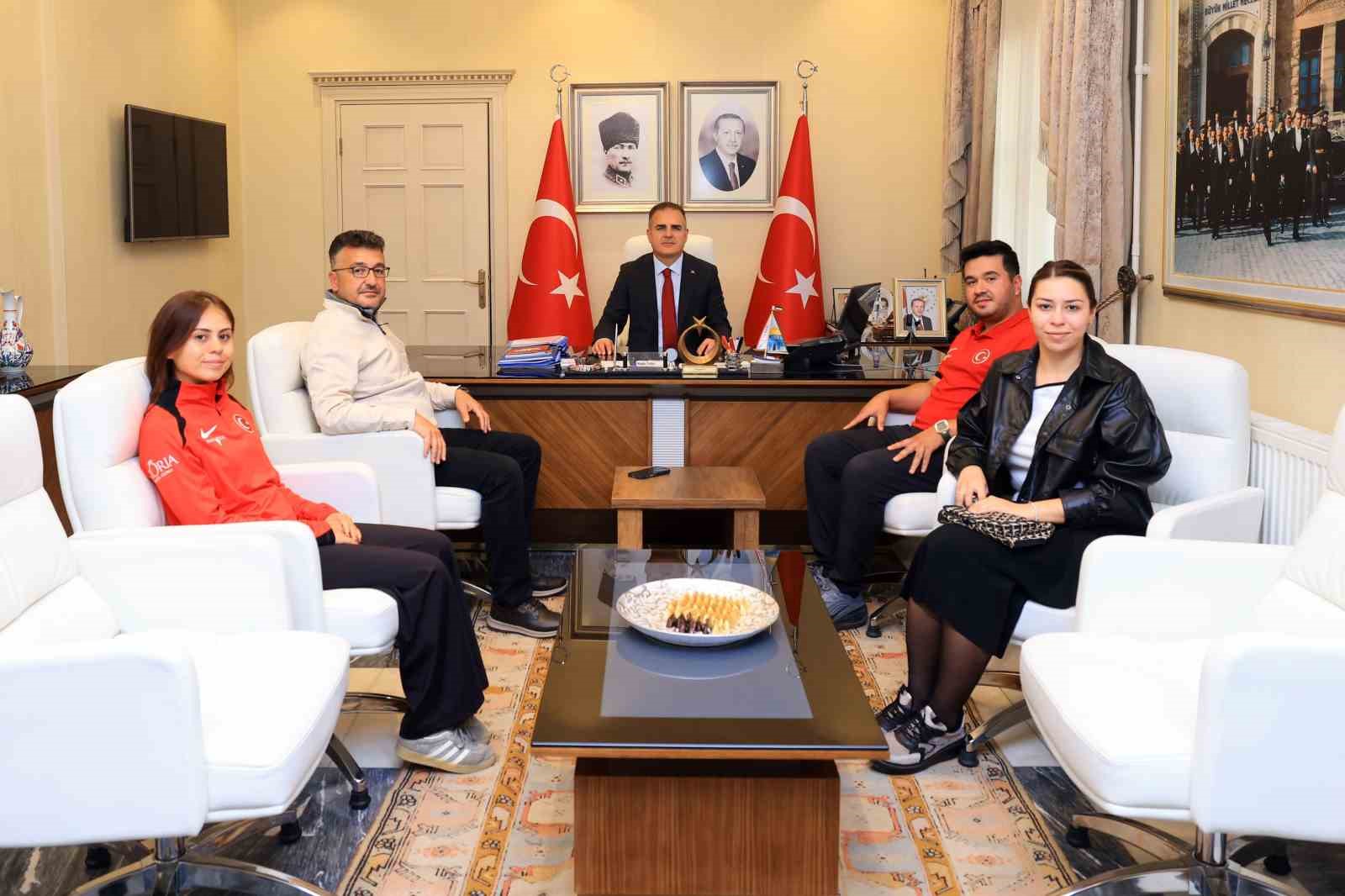 MİLLİ OKÇULARDAN VALİ AKBIYIK’A ZİYARET