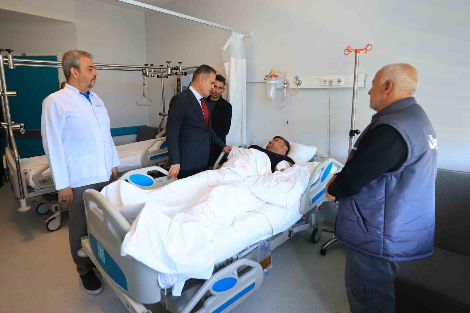 MUHTARLAR GÜNÜ’NDE KAZA YAPAN MUHTAR’A VALİ AKBIYIK’TAN ZİYARET