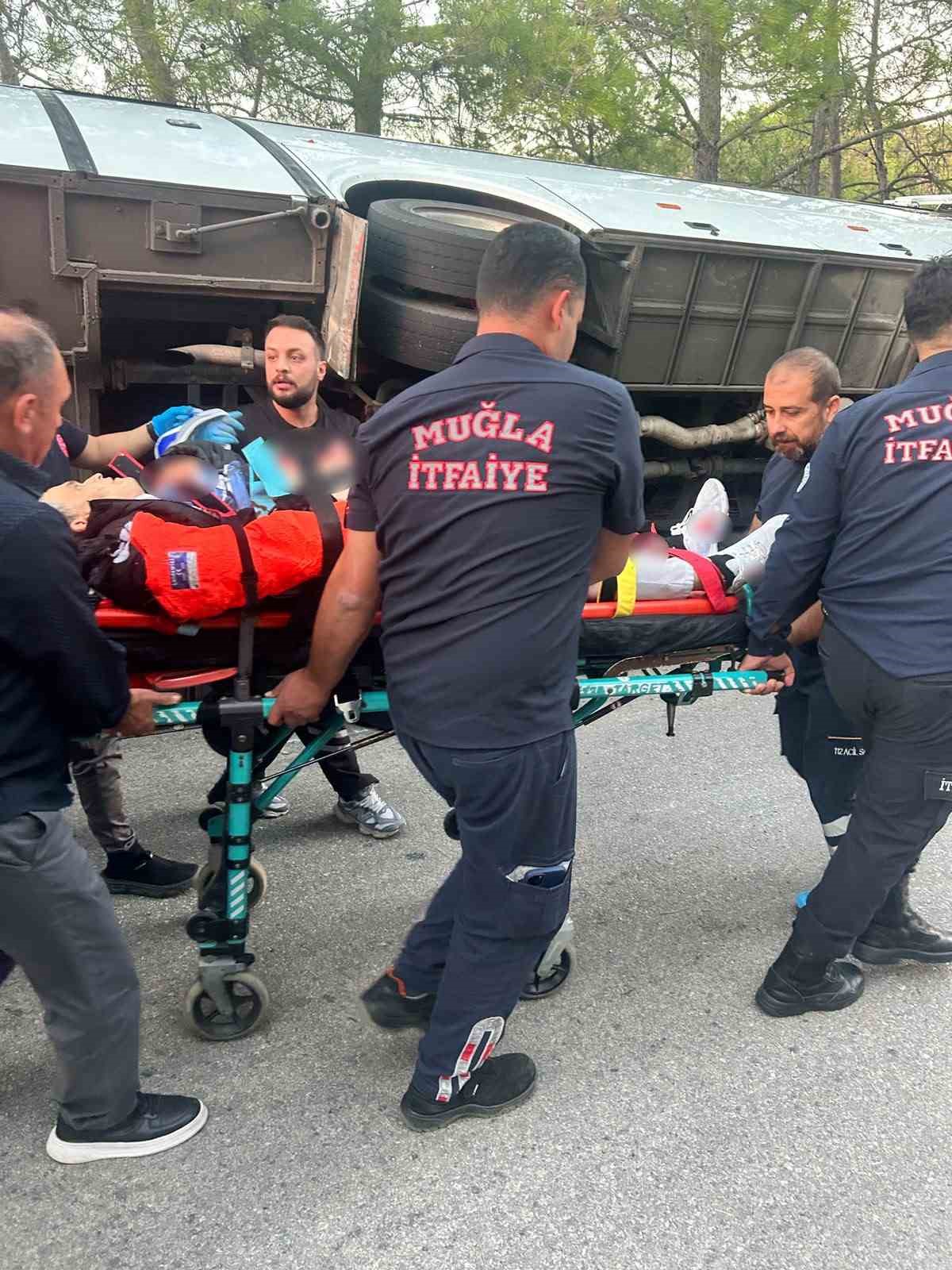 MUĞLA’DA SERVİS MİNİBÜSÜ DEVRİLDİ: 2’Sİ AĞIR 3 YARALI