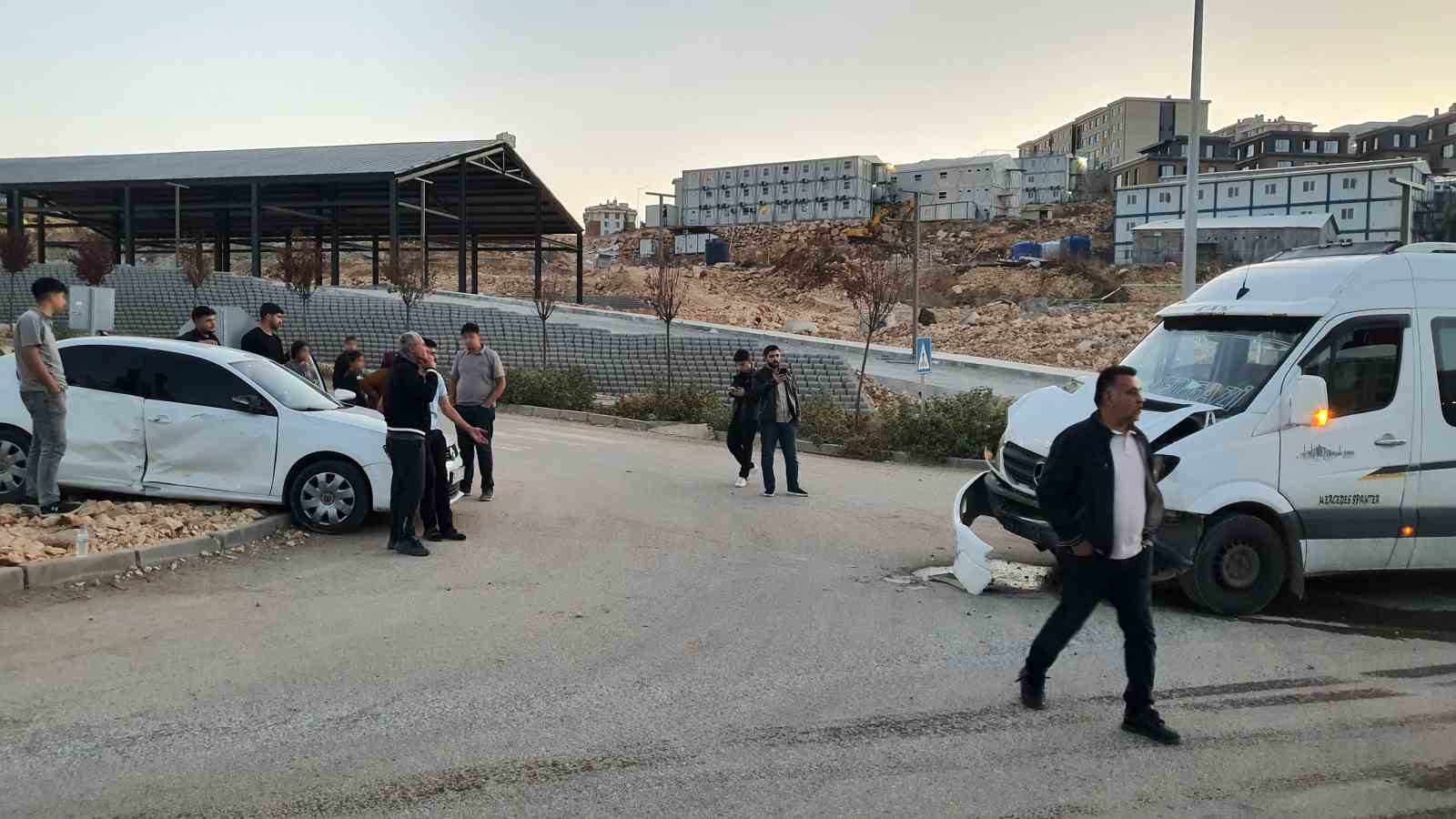 ADIYAMAN’DA OTOMOBİL MİNİBÜSLE ÇARPIŞTI: 4 YARALI