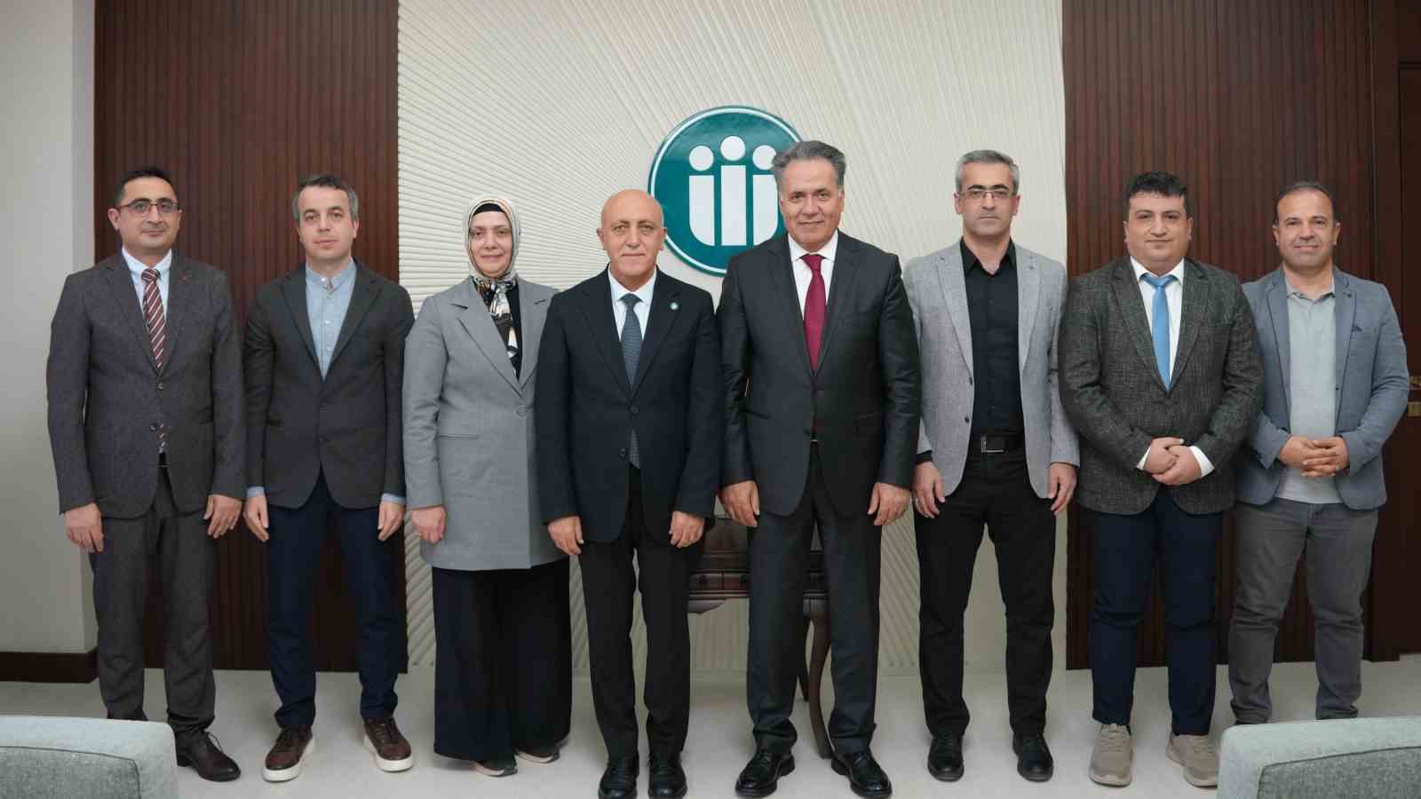 TÖTM BAŞHEKİM VE BAŞHEKİM YARDIMCILARINDAN REKTÖR AKPOLAT’A ZİYARET