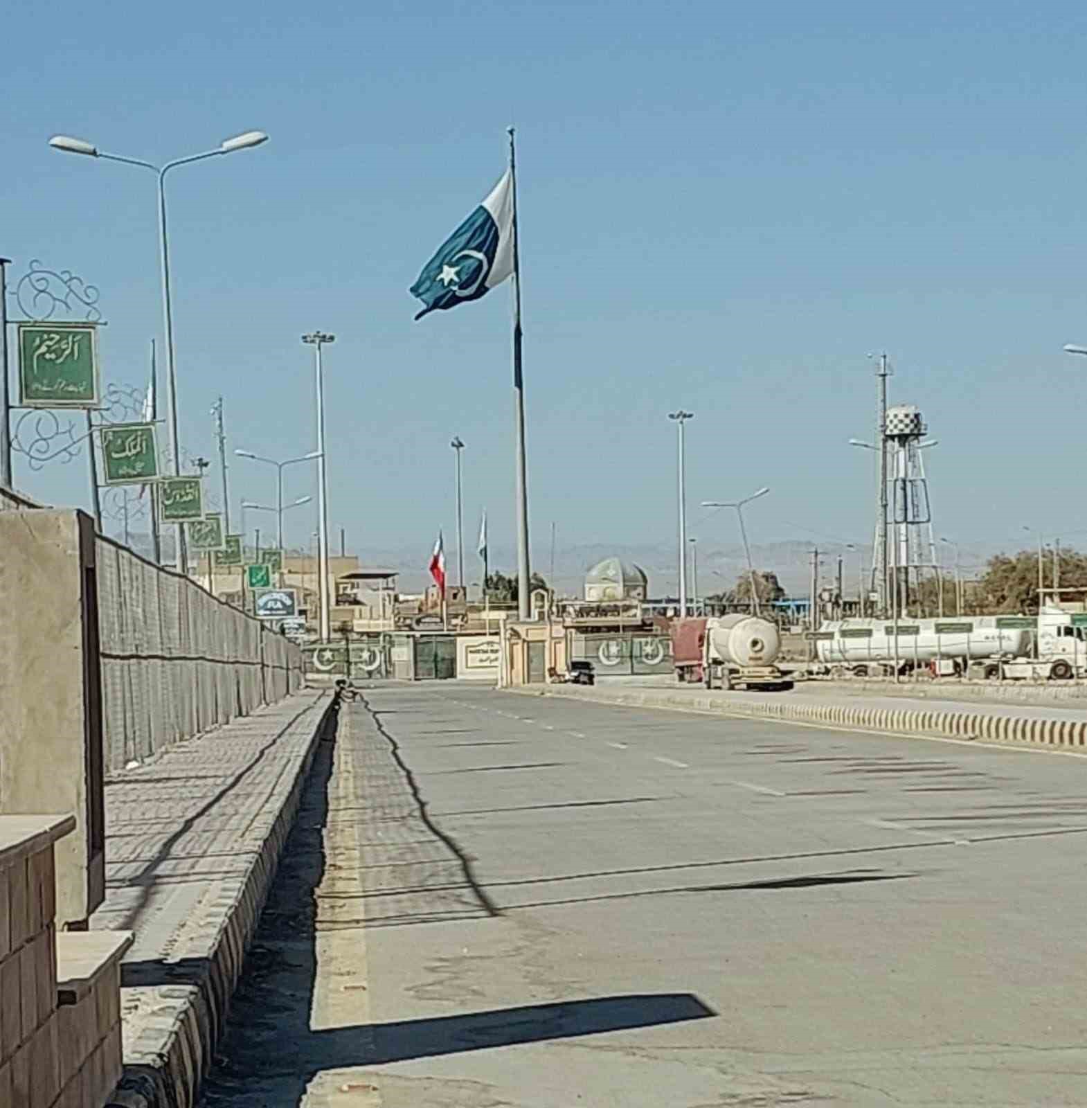PAKİSTAN GÜVENLİK GEREKÇESİYLE İRAN İLE İKİ SINIR KAPISINDA TİCARETİ DURDURDU