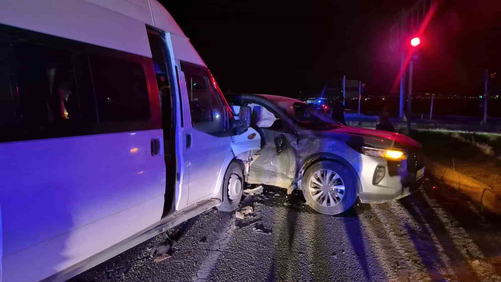 ADIYAMAN’DA OTOMOBİL İLE MİNİBÜS ÇARPIŞTI: 12 YARALI