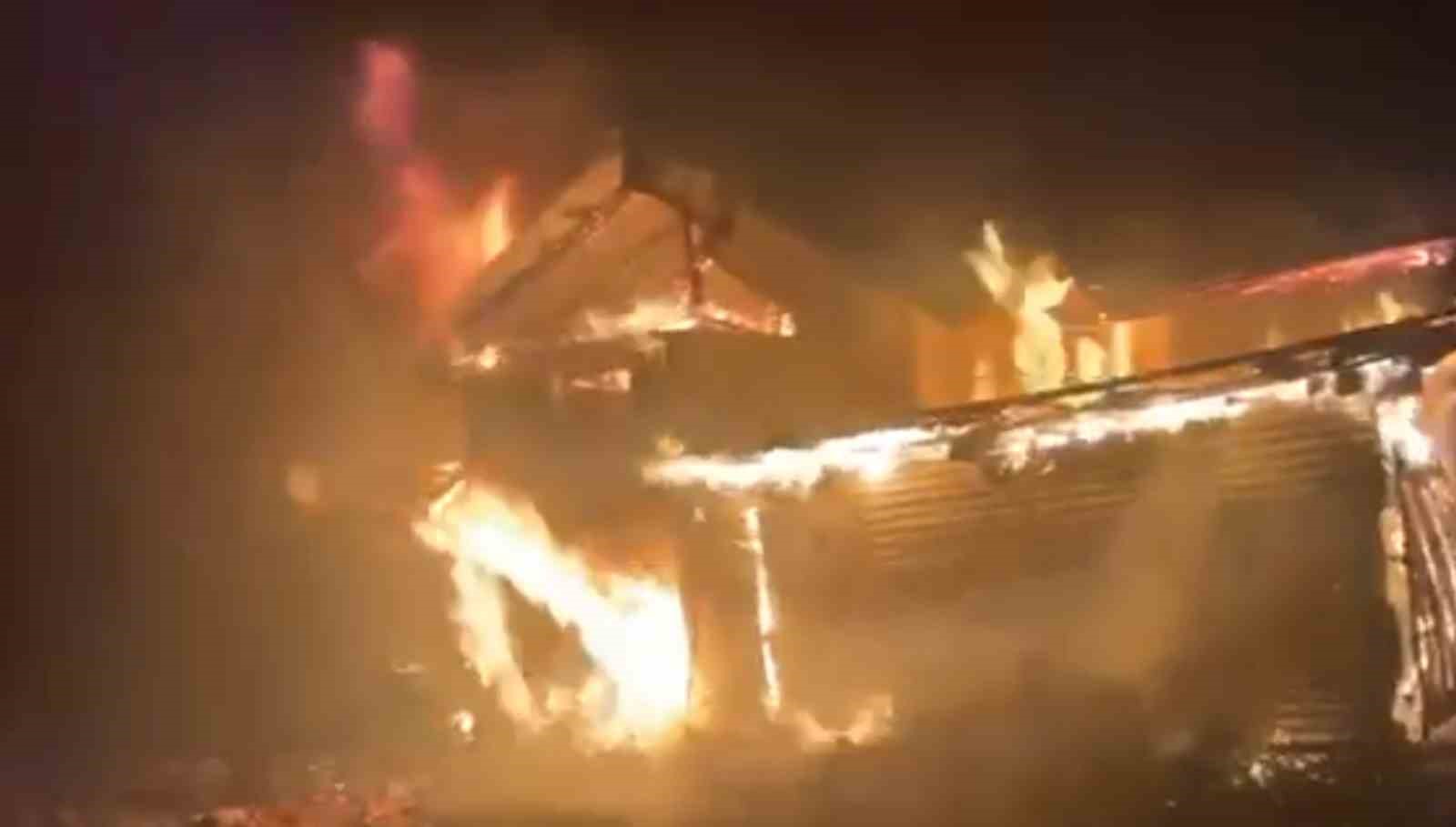 BOLU’DA YANGINDA YAYLA EVİ, AHIR, ODUNLUK VE GARAJ KÜLE DÖNDÜ