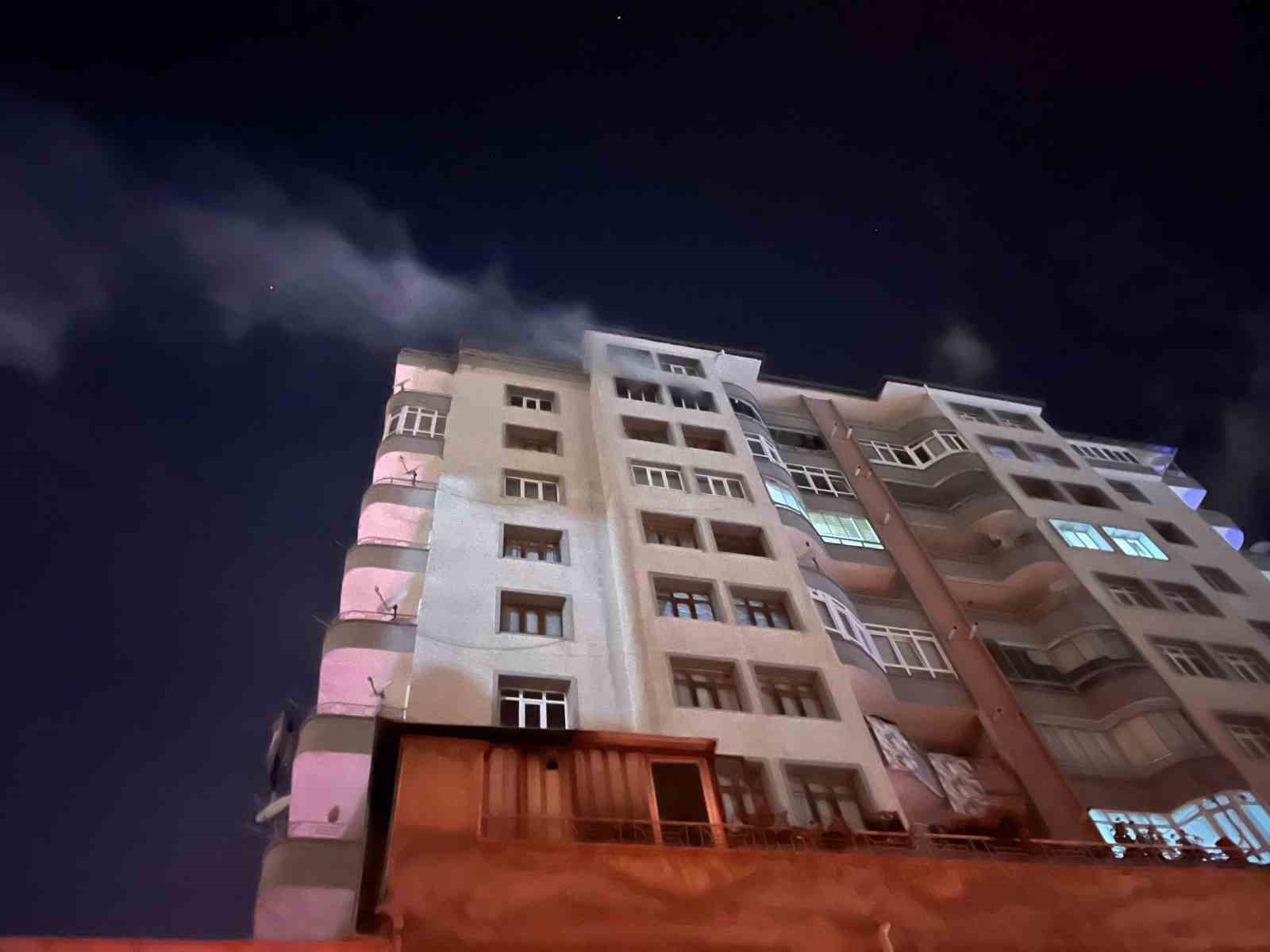 NİĞDE’DE 9. KATTA YANGIN PANİĞİ: 5 KİŞİ DUMANDAN ETKİLENDİ