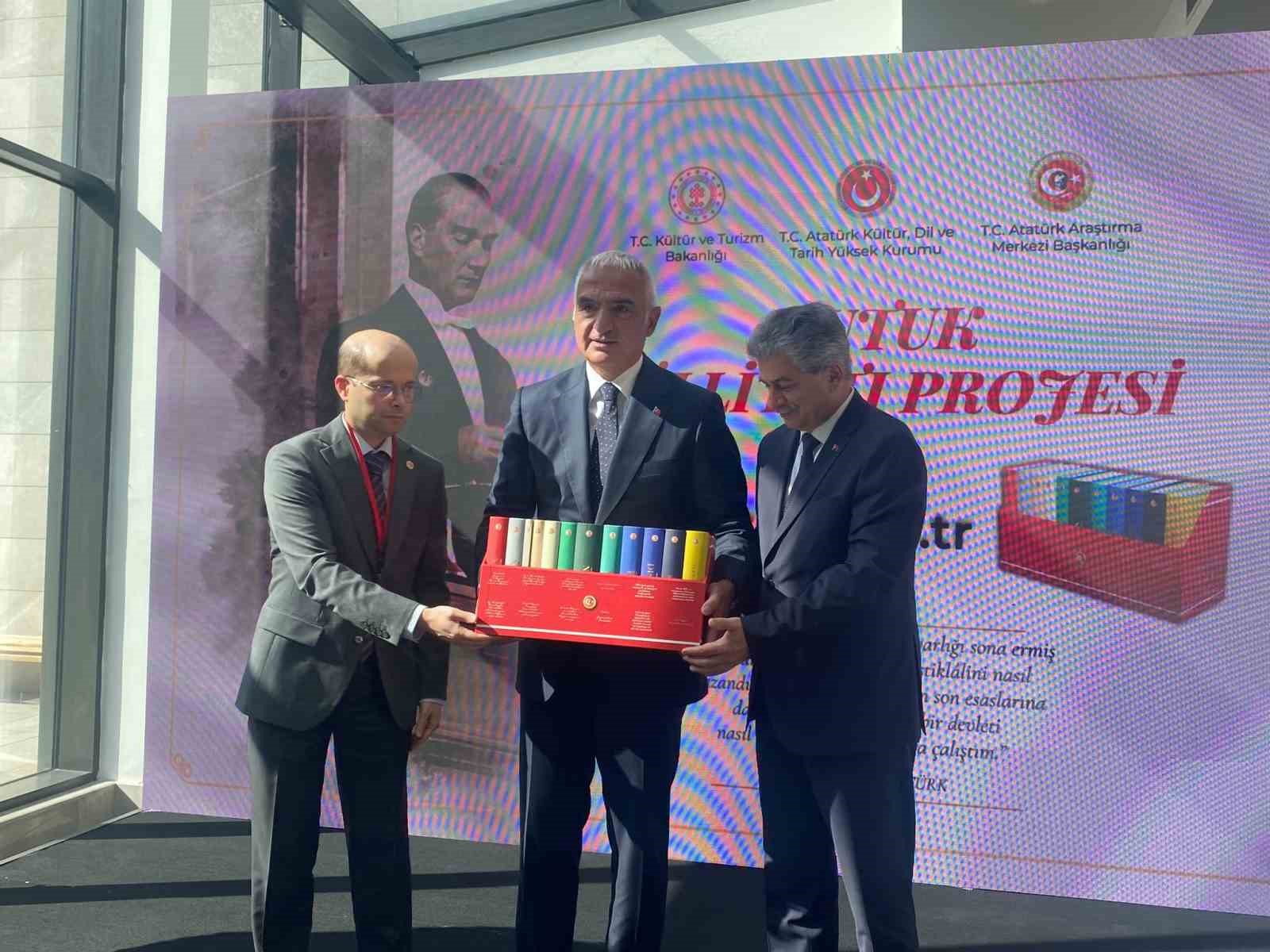 BAKAN ERSOY: "(NUTUK KÜLLİYATI PROJESİ) TÜRKÇENİN YANI SIRA İNGİLİZCE, ALMANCA, FRANSIZCA, KAZAKÇA, RUSÇA, URDUCA, FARSÇA VE TÜRKMENCE OLMAK ÜZERE 8 DİLDE HAZIRLANDI"