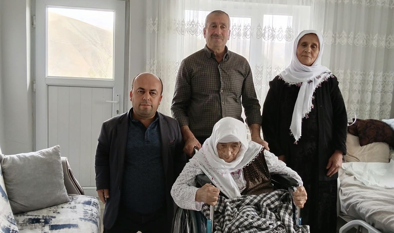 YÜKSEKOVA’DA YÜZLERİ GÜLDÜREN YARDIM: HATUN TEYZE TEKERLEKLİ SANDALYESİNE KAVUŞTU
