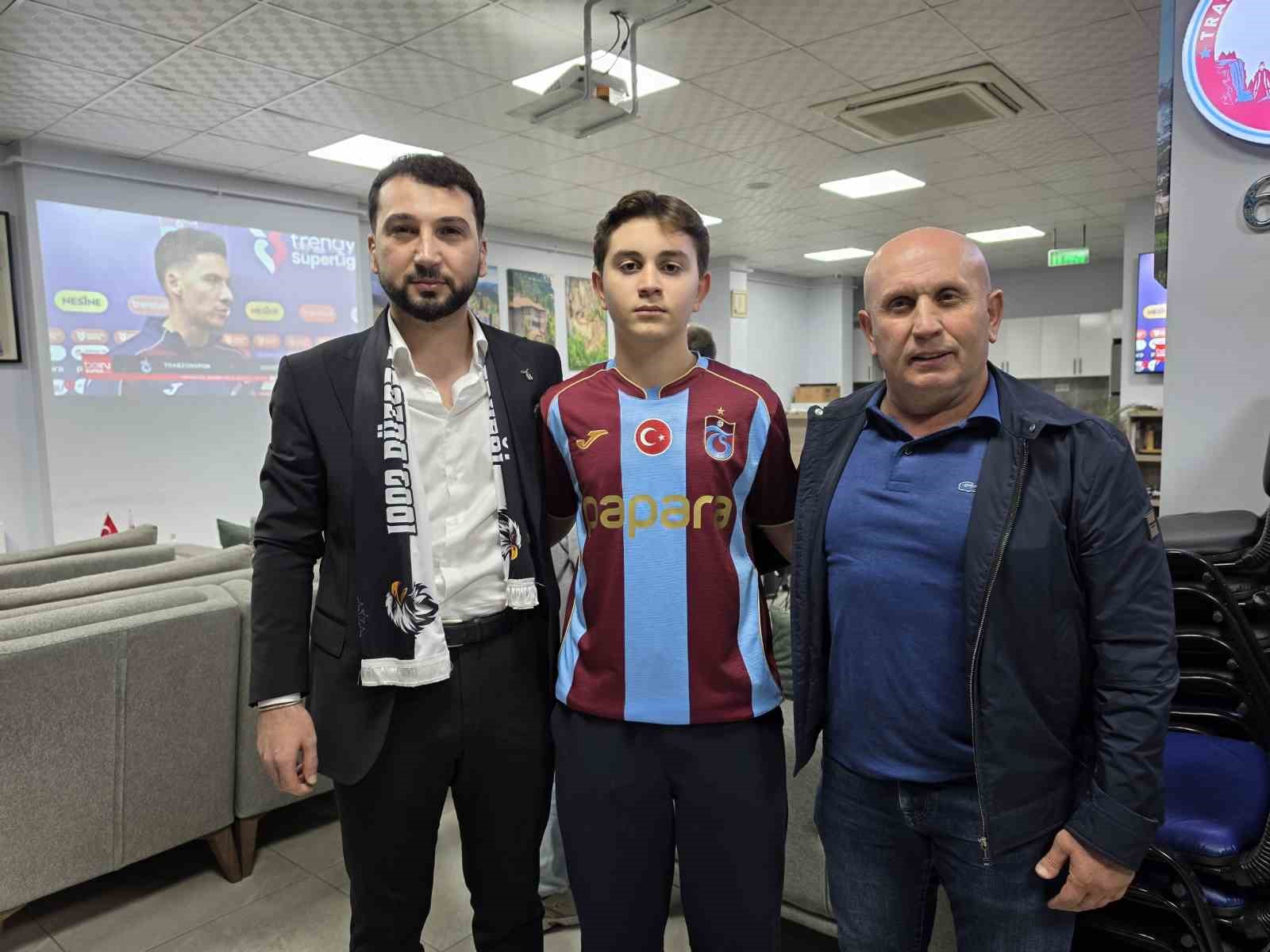 DÜZCE’DE BEŞİKTAŞLILAR VE TRABZONSPORLULAR, MAÇI BİRLİKTE İZLEDİ