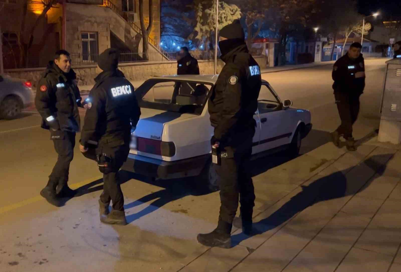 AKSARAY POLİSİNDEN ŞOK UYGULAMA: ARAÇLAN VE ŞAHISLAR DİDİK DİDİK ARANDI